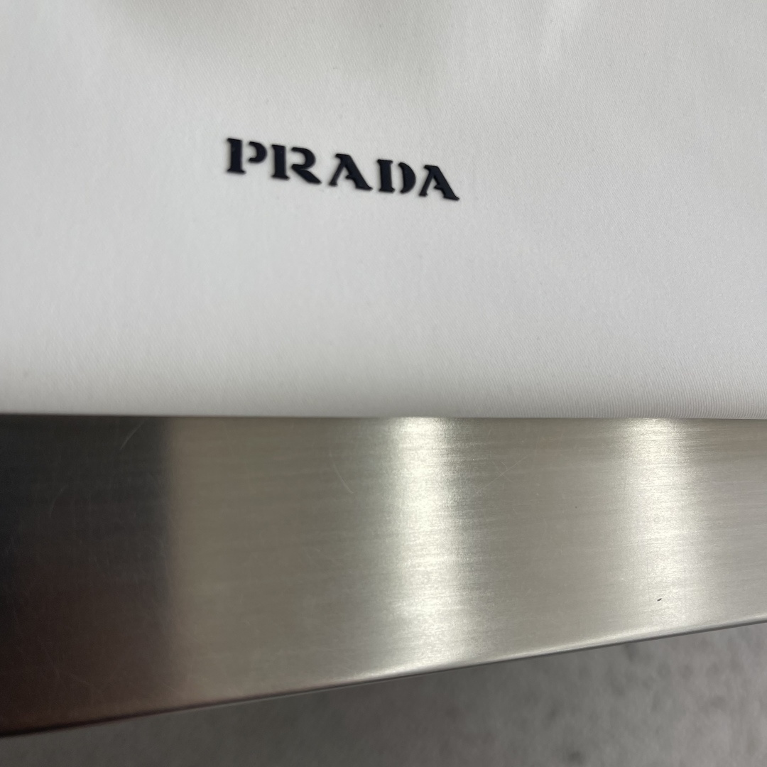 -PRAD     2026新款长袖衬衫 宽松版型 小翻领设计 全新的风格，展现的低调优雅、从容稳重的卓
