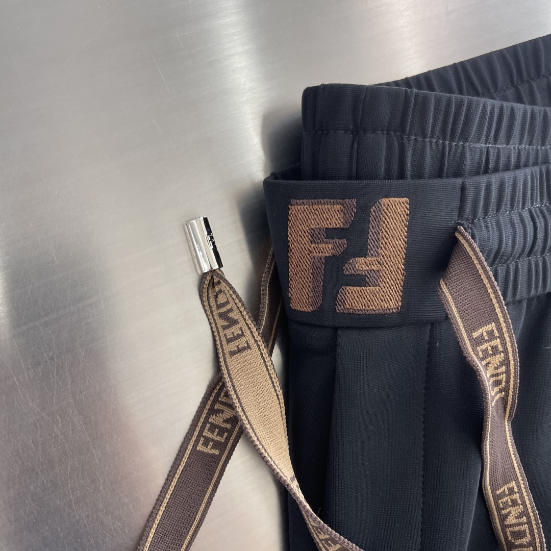 -FEND   2026FW男款卫裤休闲裤 ，直筒休闲裤  超级有质感 ，贴身舒适  吸汗透气  久穿不