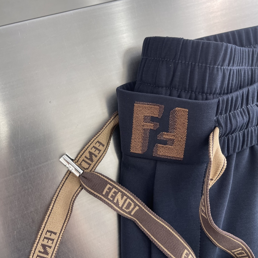 -FEND   2026FW男款卫裤休闲裤 ，直筒休闲裤  超级有质感 ，贴身舒适  吸汗透气  久穿不