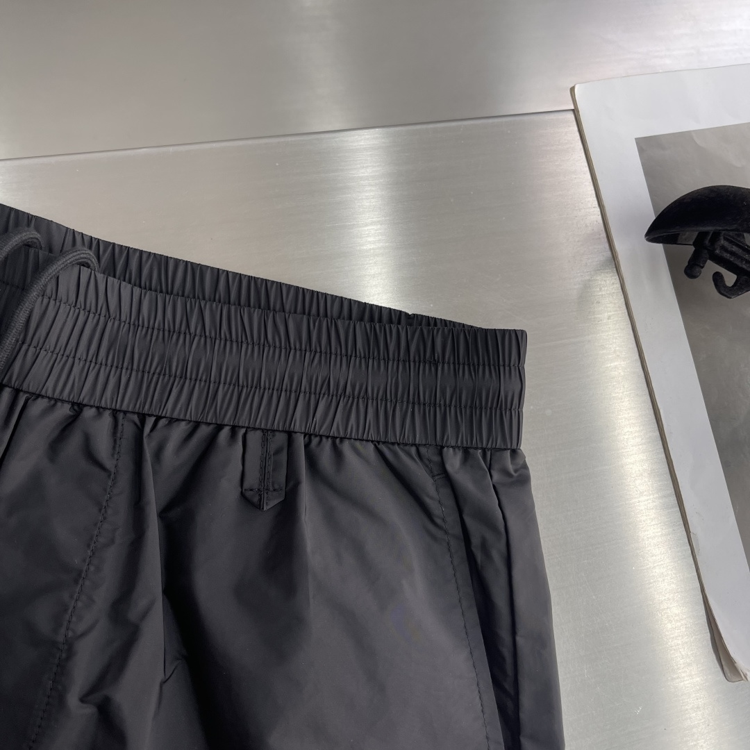 -PRAD     26SS款新款工装风短裤这款短裤选用品牌经典版型，面料采用原版40D尼龙，挺括有型，