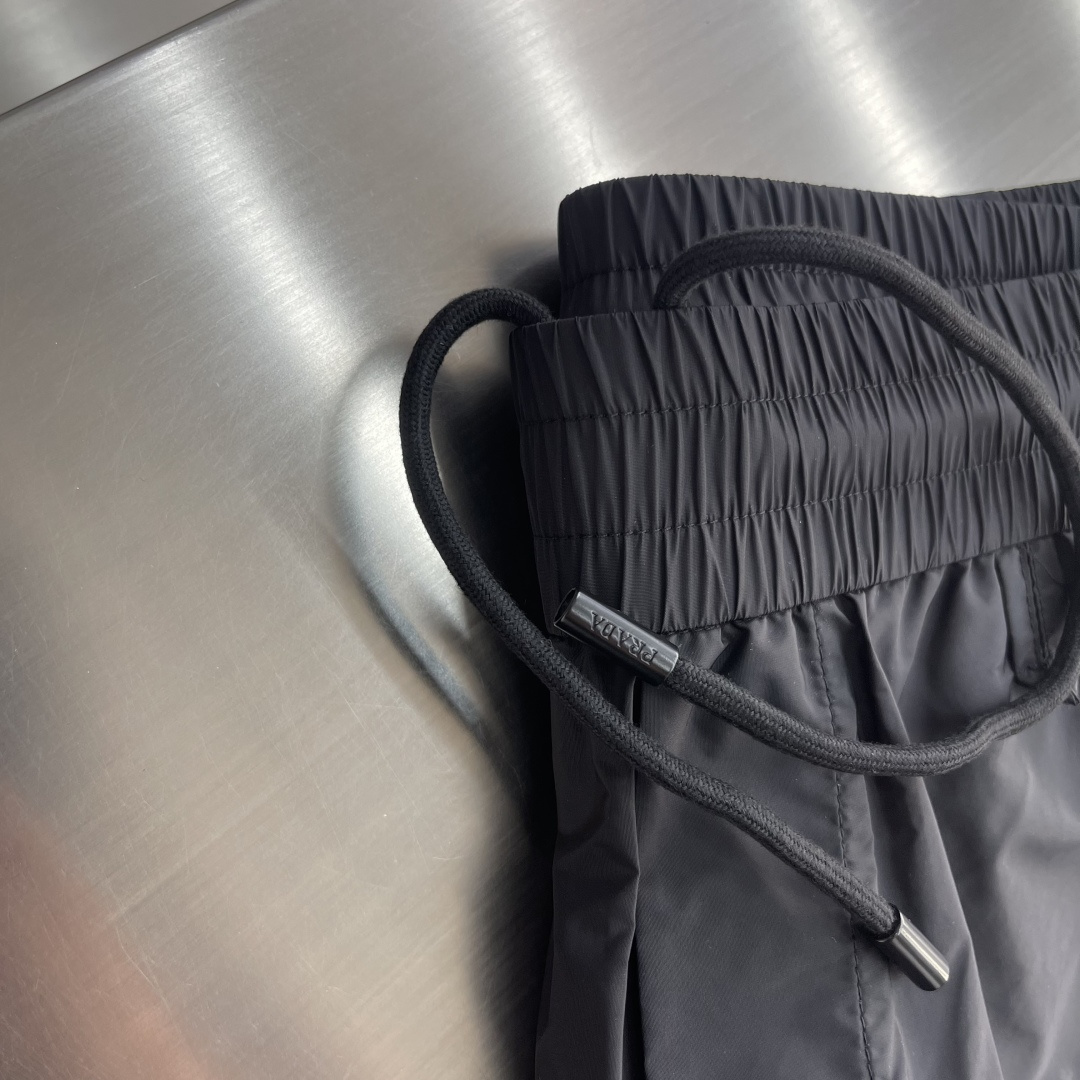 -PRAD     26SS款新款工装风短裤这款短裤选用品牌经典版型，面料采用原版40D尼龙，挺括有型，