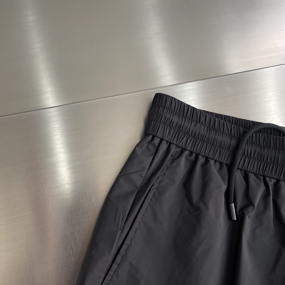 -PRAD     26SS款新款工装风短裤这款短裤选用品牌经典版型，面料采用原版40D尼龙，挺括有型，