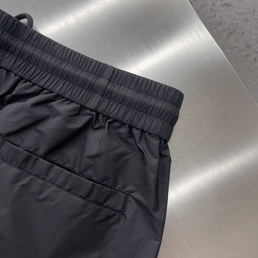 -PRAD     26SS款新款工装风短裤这款短裤选用品牌经典版型，面料采用原版40D尼龙，挺括有型，