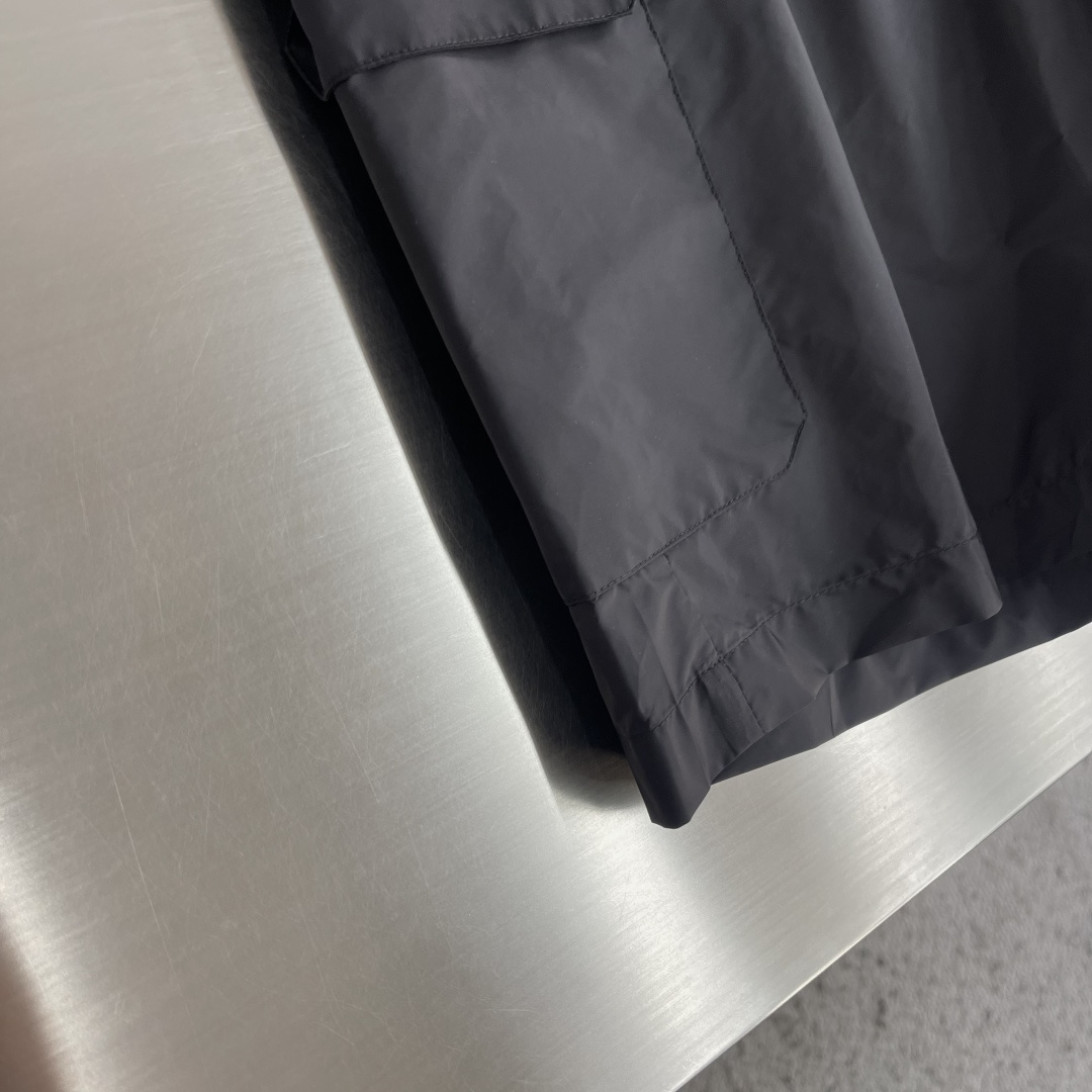 -PRAD     26SS款新款工装风短裤这款短裤选用品牌经典版型，面料采用原版40D尼龙，挺括有型，