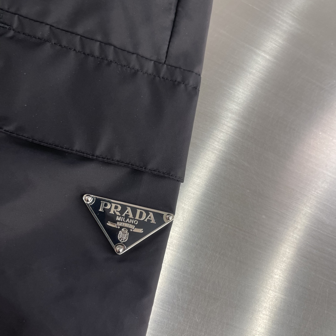 -PRAD     26SS款新款工装风短裤这款短裤选用品牌经典版型，面料采用原版40D尼龙，挺括有型，