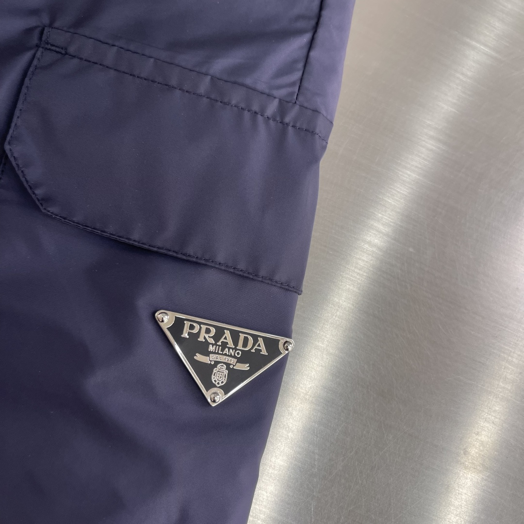 -PRAD     26SS款新款工装风短裤这款短裤选用品牌经典版型，面料采用原版40D尼龙，挺括有型，