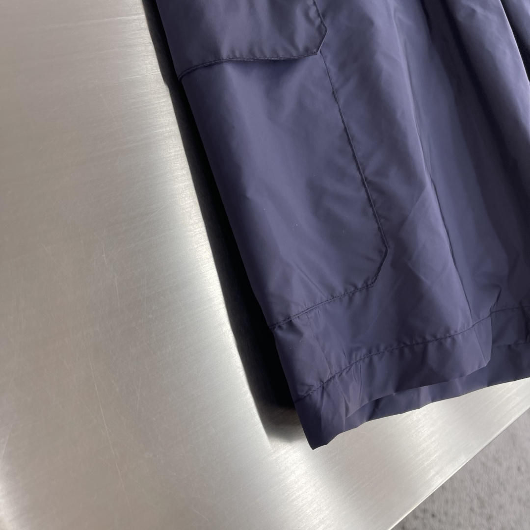 -PRAD     26SS款新款工装风短裤这款短裤选用品牌经典版型，面料采用原版40D尼龙，挺括有型，