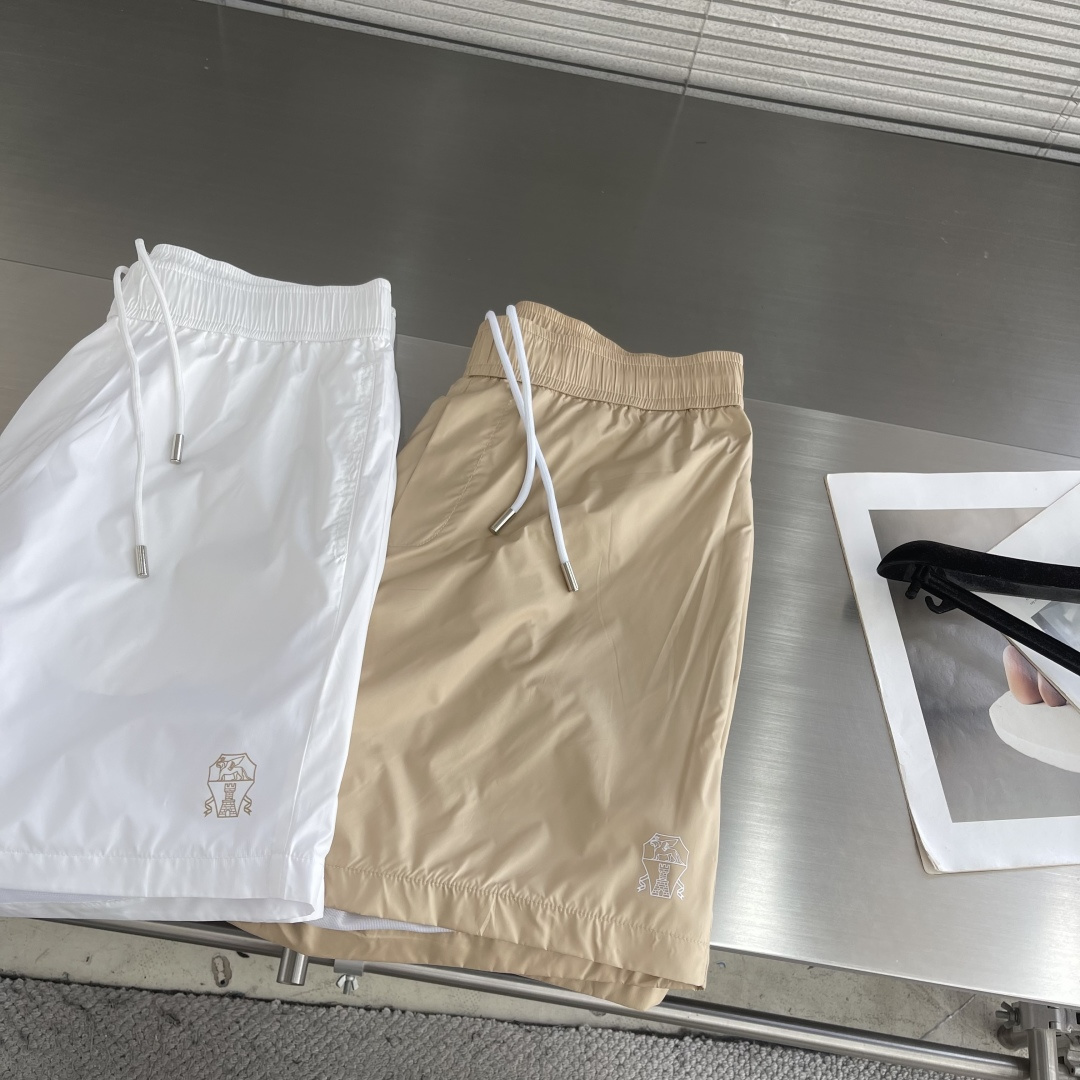 -BC    度假系列 带里衬 26夏季男士4分半短裤，是运动与休闲的优质之选。面料采用弹力锦纶面料，吸