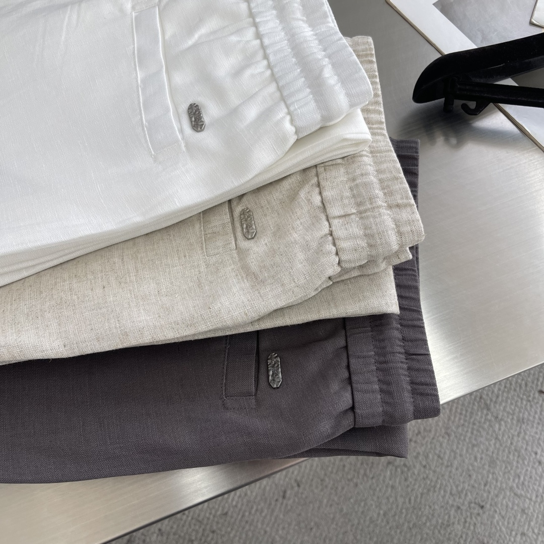 -Loro Piana     老钱风的松弛感，都藏在这条亚麻裤里天然亚麻肌理自带柔光滤镜，垂坠的廓形让
