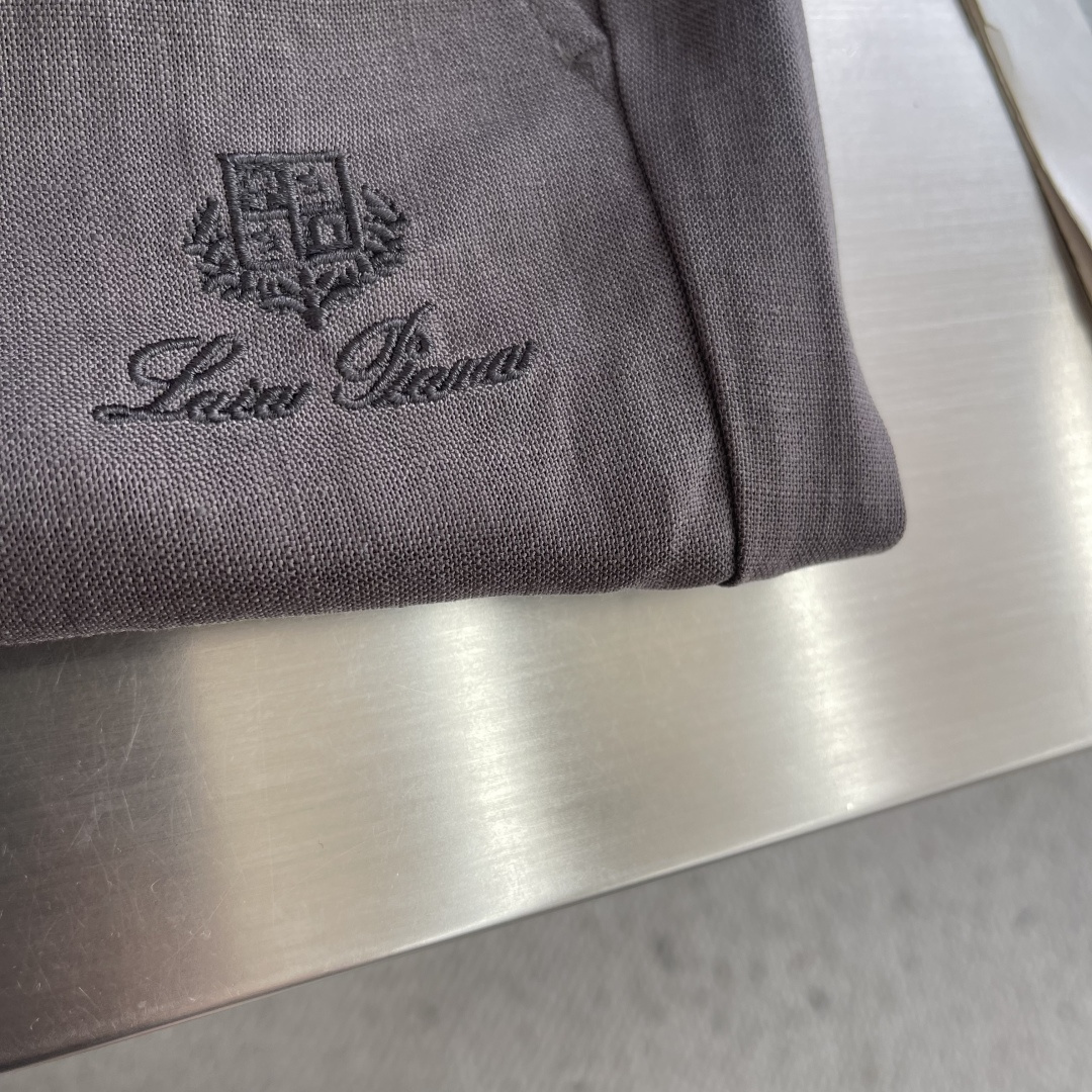 -Loro Piana     老钱风的松弛感，都藏在这条亚麻裤里天然亚麻肌理自带柔光滤镜，垂坠的廓形让