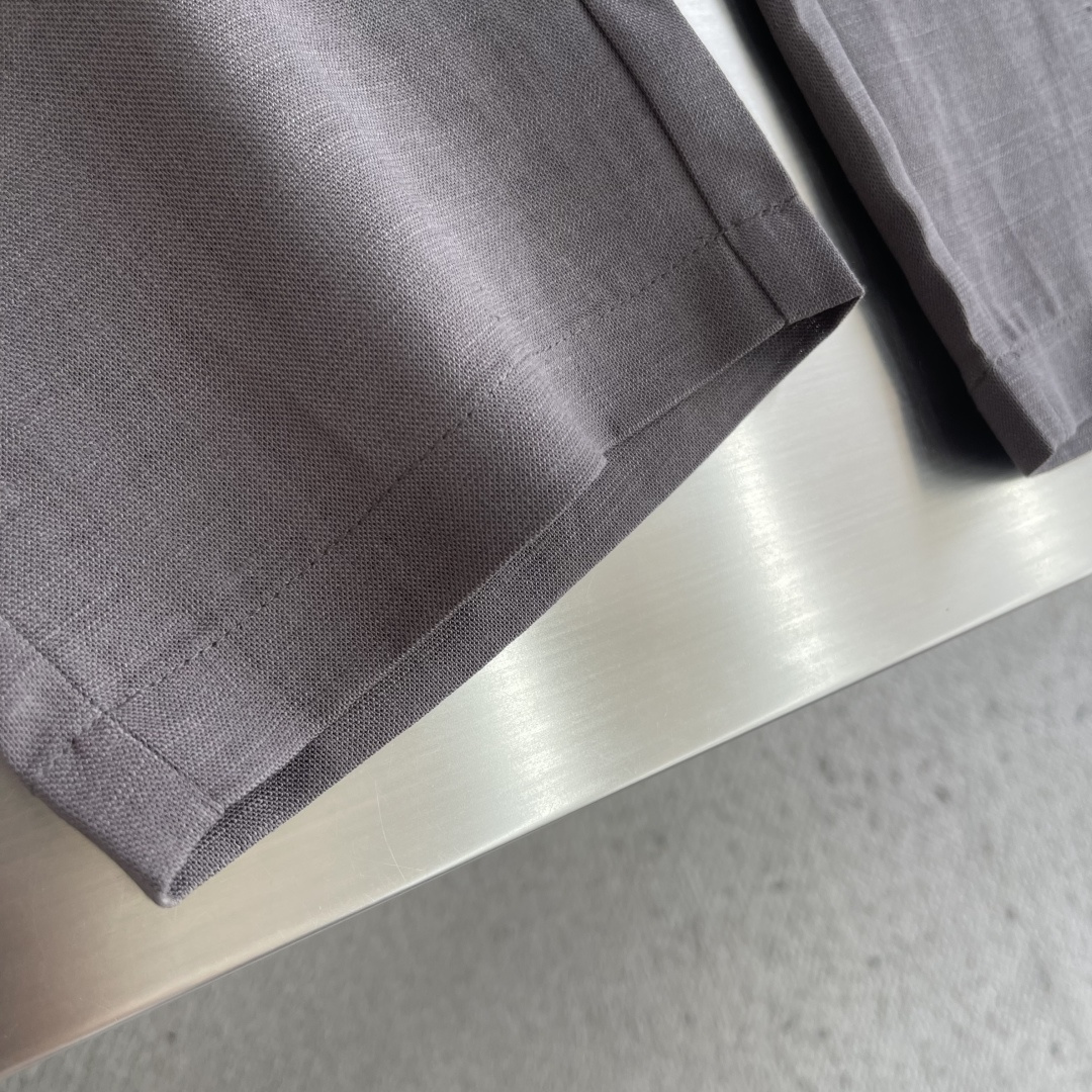 -Loro Piana     老钱风的松弛感，都藏在这条亚麻裤里天然亚麻肌理自带柔光滤镜，垂坠的廓形让