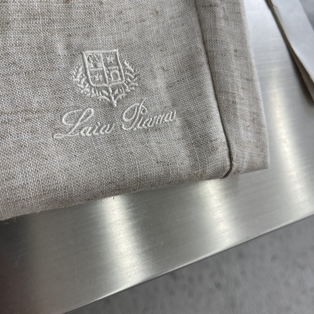 -Loro Piana     老钱风的松弛感，都藏在这条亚麻裤里天然亚麻肌理自带柔光滤镜，垂坠的廓形让