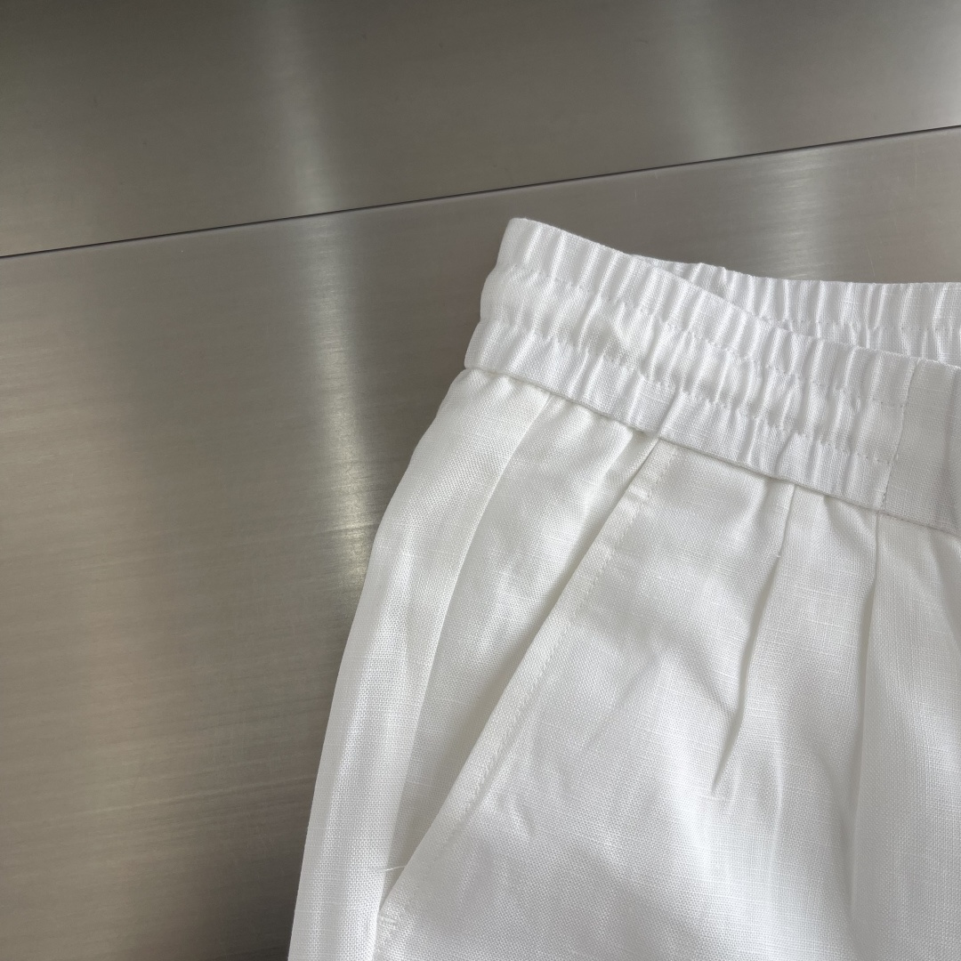 -Loro Piana     老钱风的松弛感，都藏在这条亚麻裤里天然亚麻肌理自带柔光滤镜，垂坠的廓形让