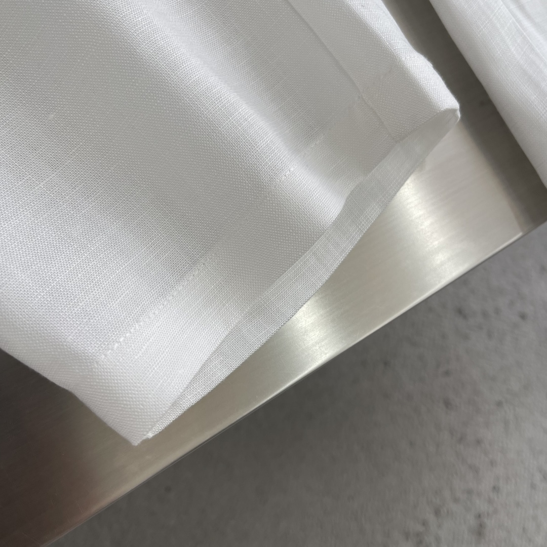 -Loro Piana     老钱风的松弛感，都藏在这条亚麻裤里天然亚麻肌理自带柔光滤镜，垂坠的廓形让