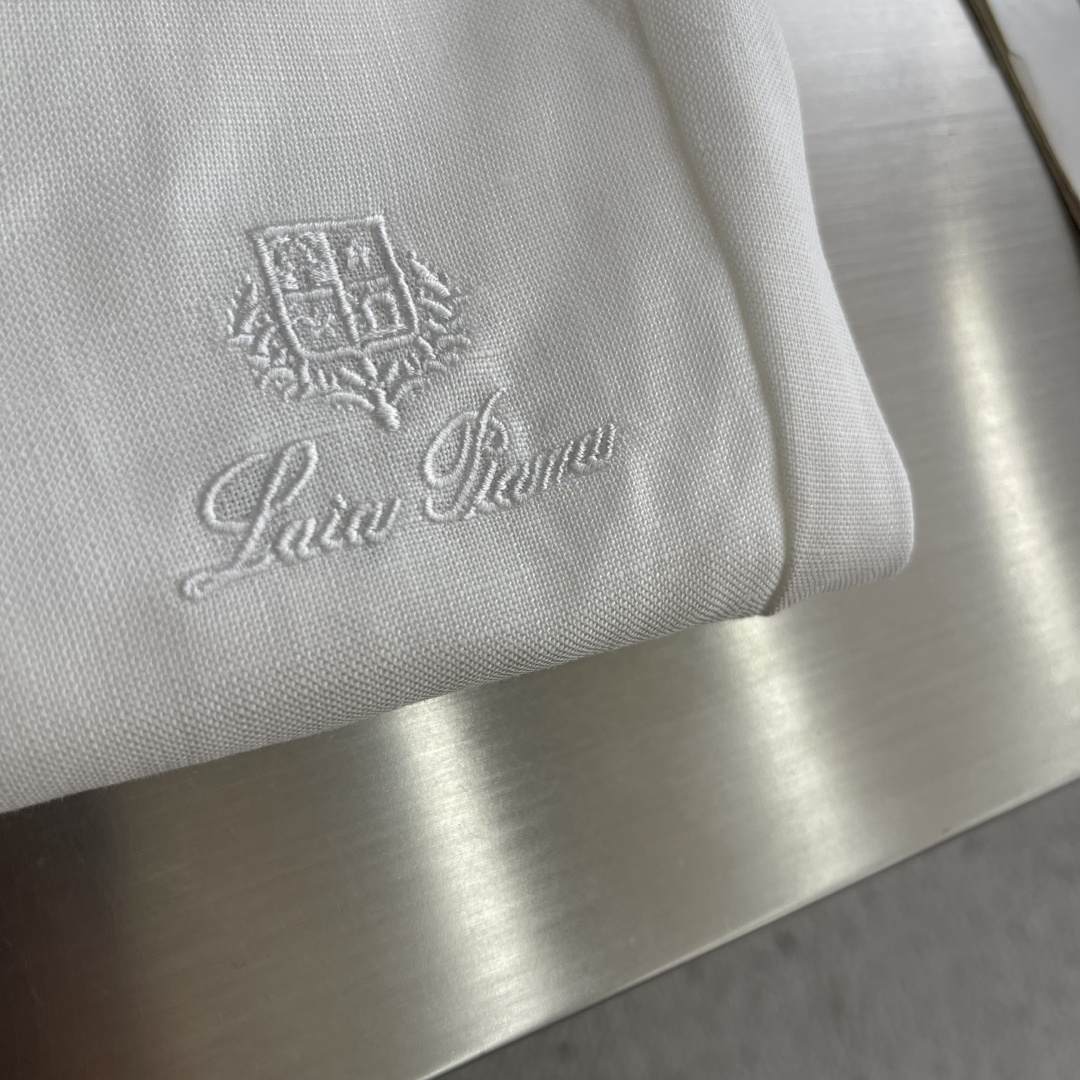 -Loro Piana     老钱风的松弛感，都藏在这条亚麻裤里天然亚麻肌理自带柔光滤镜，垂坠的廓形让