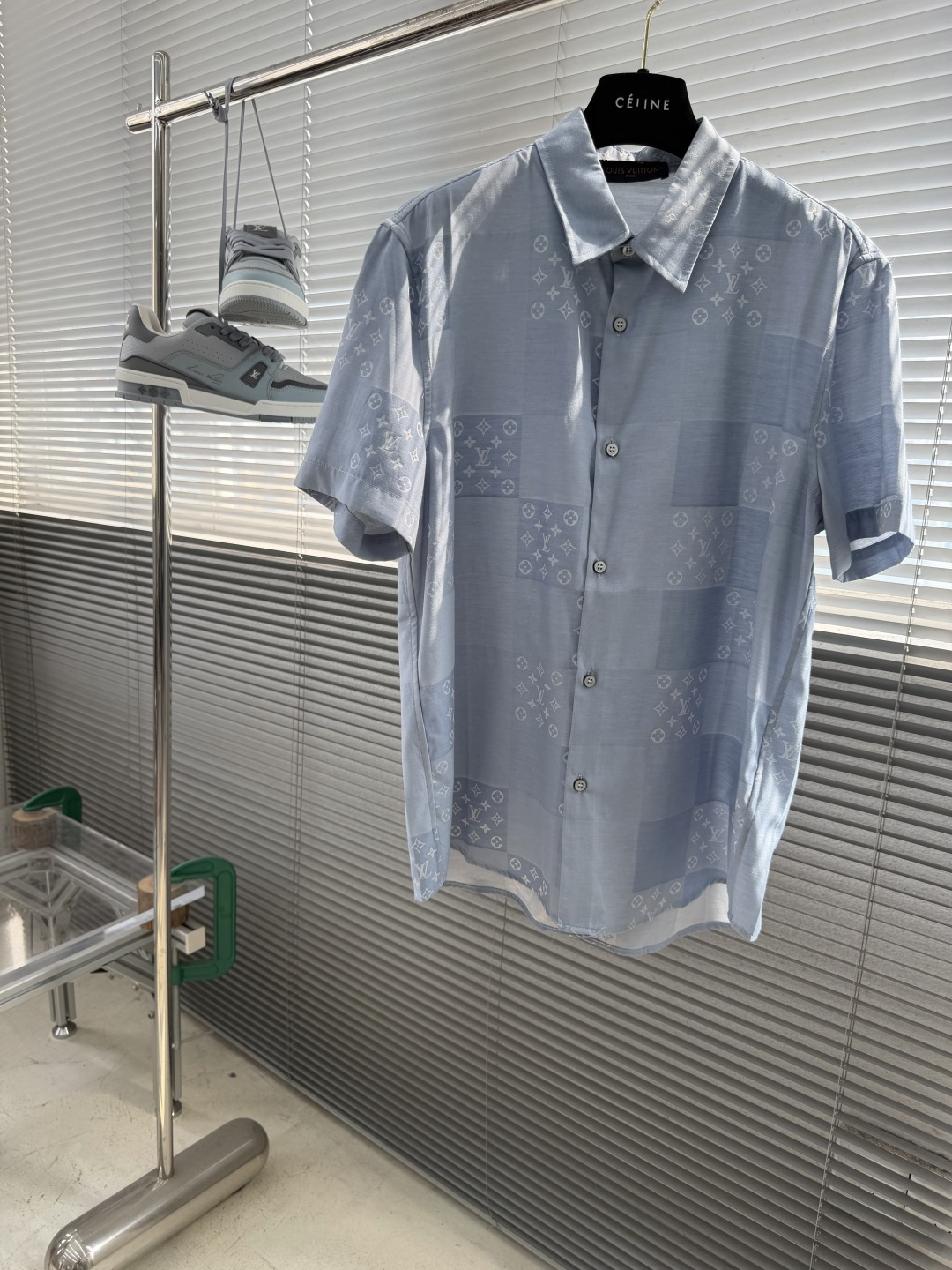NO:905184,-Donkey Brand 26 new early autumn series Monogram jacquard button short-sleeved shirt, same style for men and women, size S.M.L.19860909-驴牌 26新款早秋系列 Monogram提花纽扣短袖 衬衫 男女同款 码数S.M.L.XL 尺码衣长胸围肩宽 S 70.5 112 47  M 72 116 48  L 73.5 120 49  XL 75124 50,,louis vuitton,shirts,T-shirt,,Men's clothing