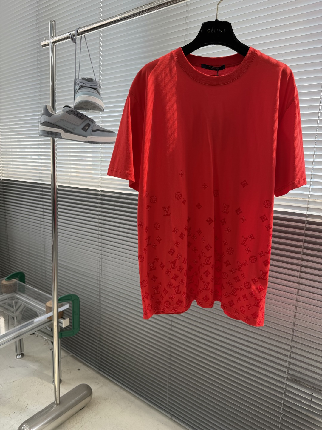 NO:912740,-Donkey Brand 26 new flocked printed letter gradient round neck T-shirt short sleeves, same style for men and women, size S.M.L.19860909-驴牌 26新款植绒印花字母渐变圆领 T恤短袖 男女同款 码数S.M.L.XL 尺码 衣长 胸围 肩宽 S 71.5107 47  M 72.5 111  49 L 73.5 115 51 XL 74.5 119 53,,louis vuitton,T-shirt,tees，t-shirt,,Men's clothing