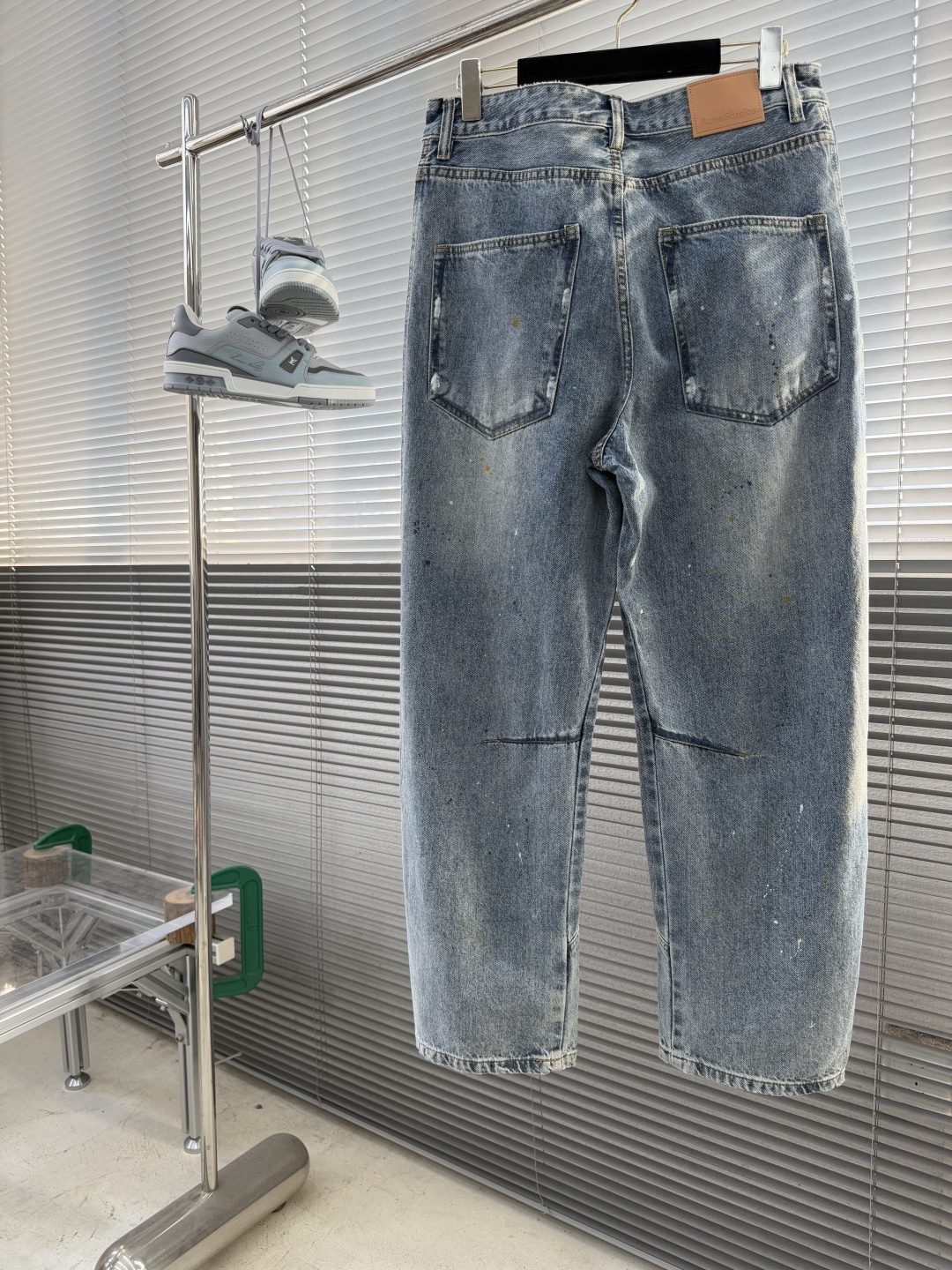 -Acne Studio     新款牛仔长裤随性的手绘泼墨涂鸦设计 洗水颜色，宽筒微弯刀阔腿版型 线条
