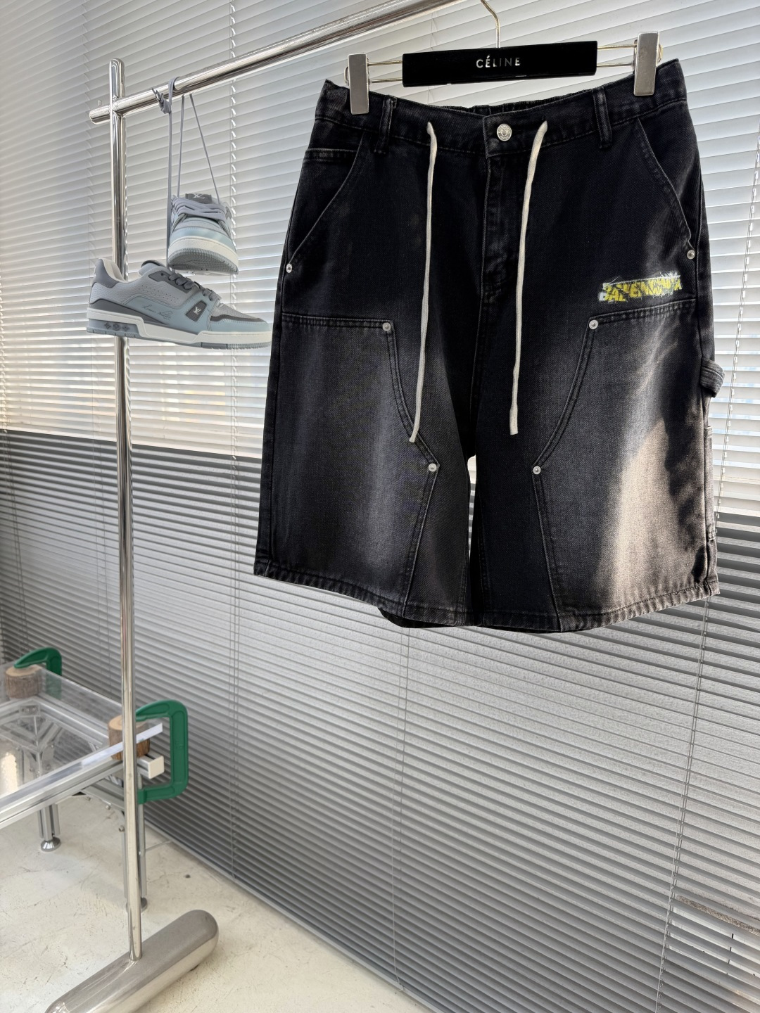 -Balenciag     牛仔系列短裤胶带涂鸦印花 logo五金配件复古洗水工艺 炒盐刷白复古黑立体