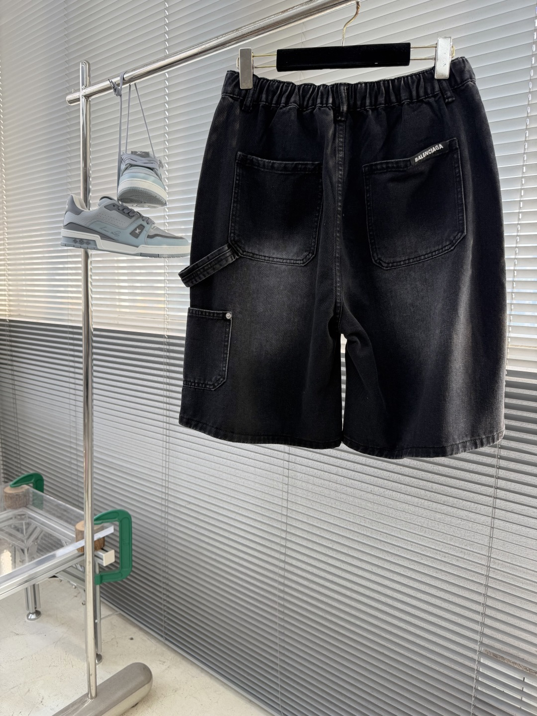 -Balenciag     牛仔系列短裤胶带涂鸦印花 logo五金配件复古洗水工艺 炒盐刷白复古黑立体