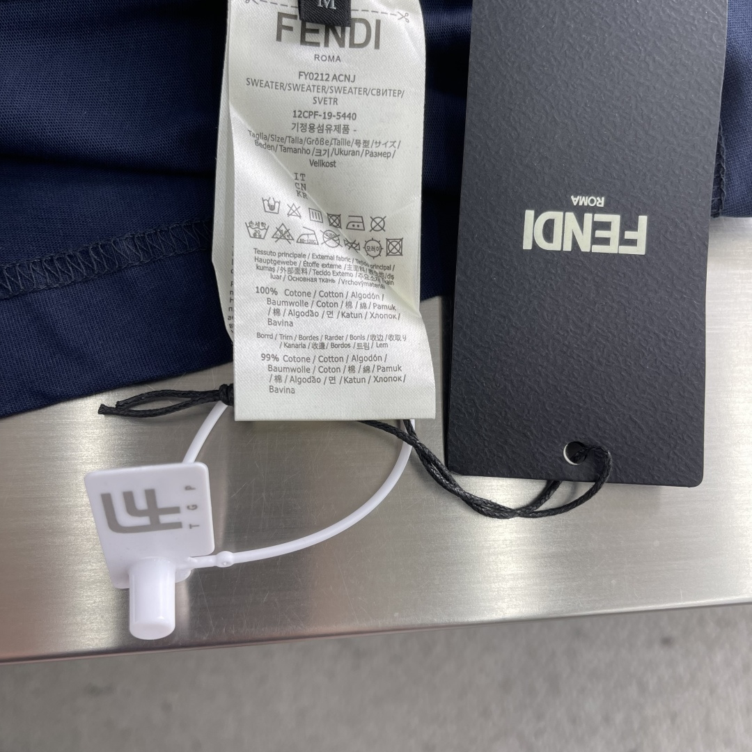 -FEND    线条刺绣标识刺绣短袖采用50支丝光双股。采用配套1*1索罗纳罗文。刺绣采用立体刺绣，与