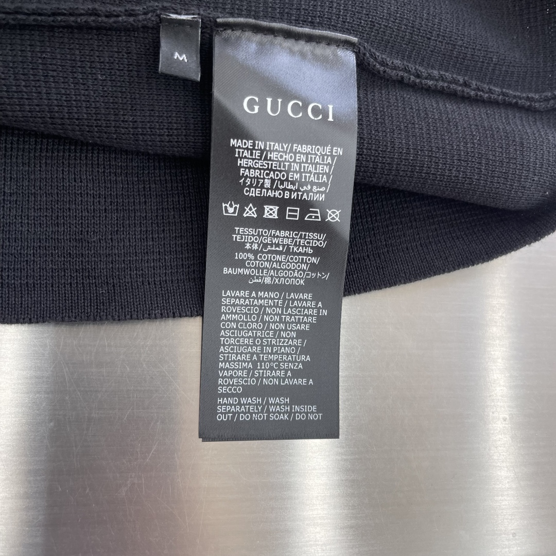 -GUCC    刺绣双G标识针织衫采用棉质混纺桑蚕丝。刺绣采用3D立体刺绣，胸口以品牌字母双G作为点缀