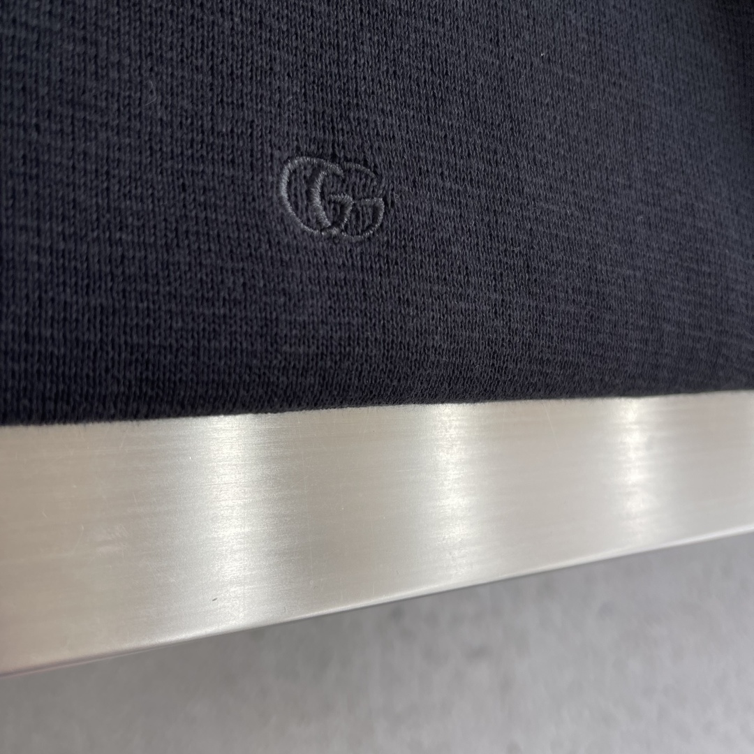 -GUCC    刺绣双G标识针织衫采用棉质混纺桑蚕丝。刺绣采用3D立体刺绣，胸口以品牌字母双G作为点缀