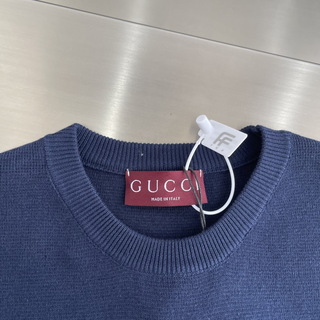 -GUCC    刺绣双G标识针织衫采用棉质混纺桑蚕丝。刺绣采用3D立体刺绣，胸口以品牌字母双G作为点缀