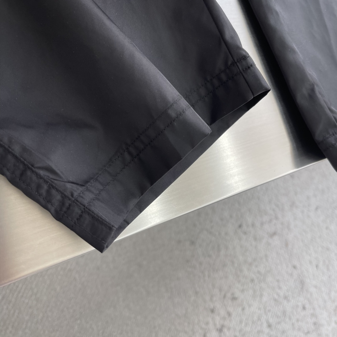 -PRAD    三角微标直筒休闲裤。这款三角标工装直筒裤采用黑色面料，轻质透气，适合户外徒步和日常通勤