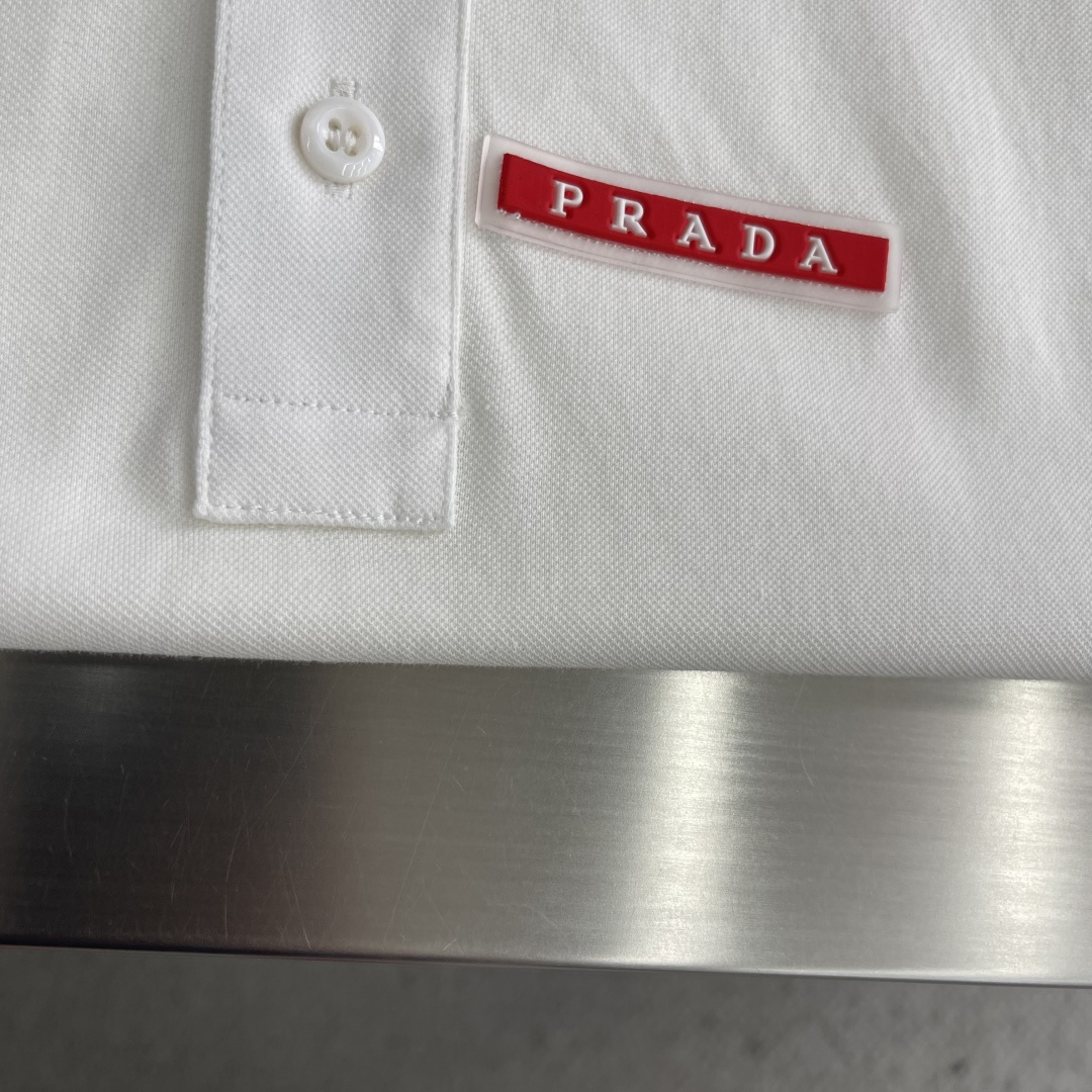 -PRAD     红标系列翻领Polo衫。采用经典珠地网眼棉，透气又舒适，夏天穿超合适!胸口硅胶Log