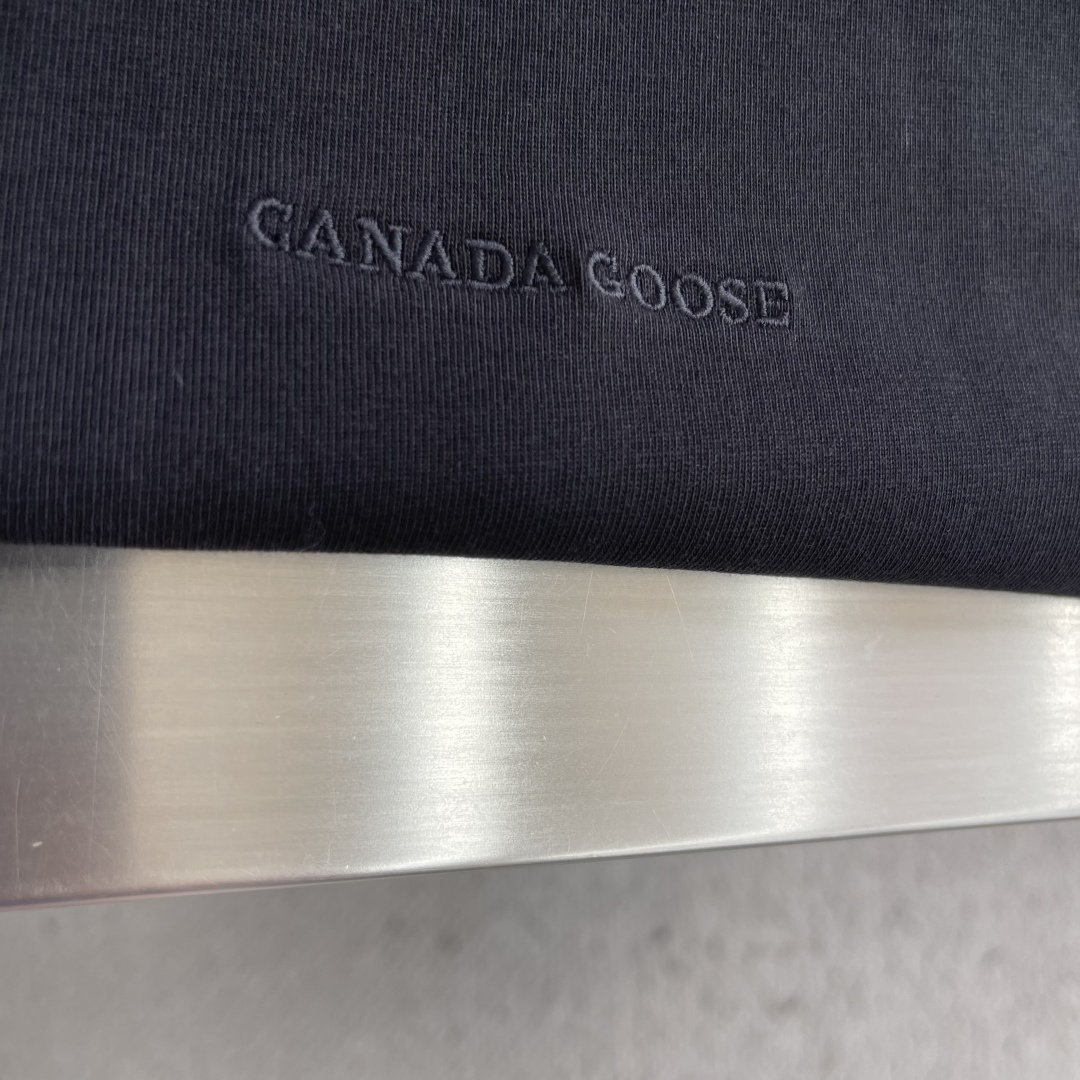 -Canada goose     饰刺绣圆领短袖甄选高支双股精梳棉面料，双股合股工艺让纱线更紧实，布面