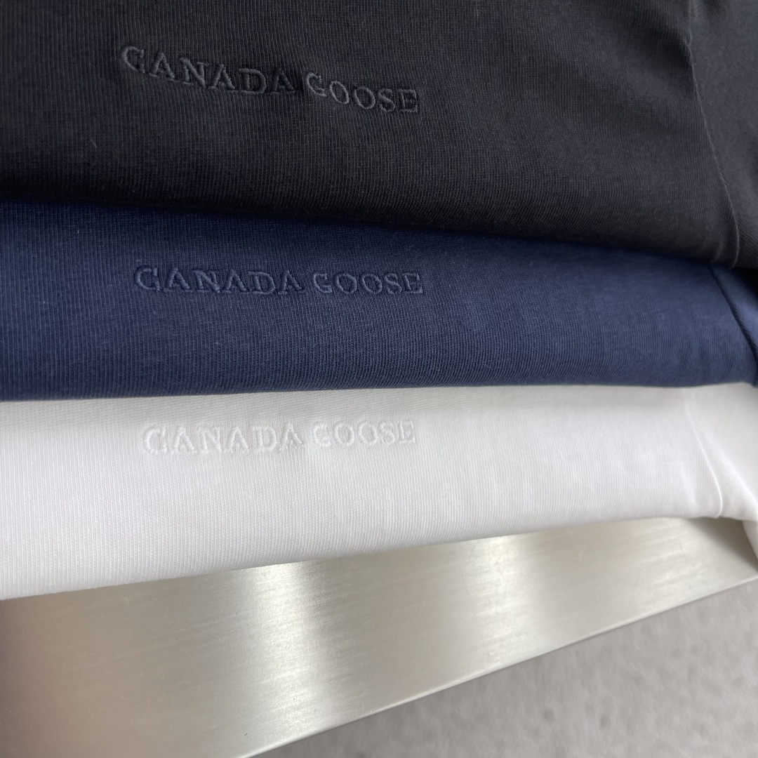 -Canada goose     饰刺绣圆领短袖甄选高支双股精梳棉面料，双股合股工艺让纱线更紧实，布面