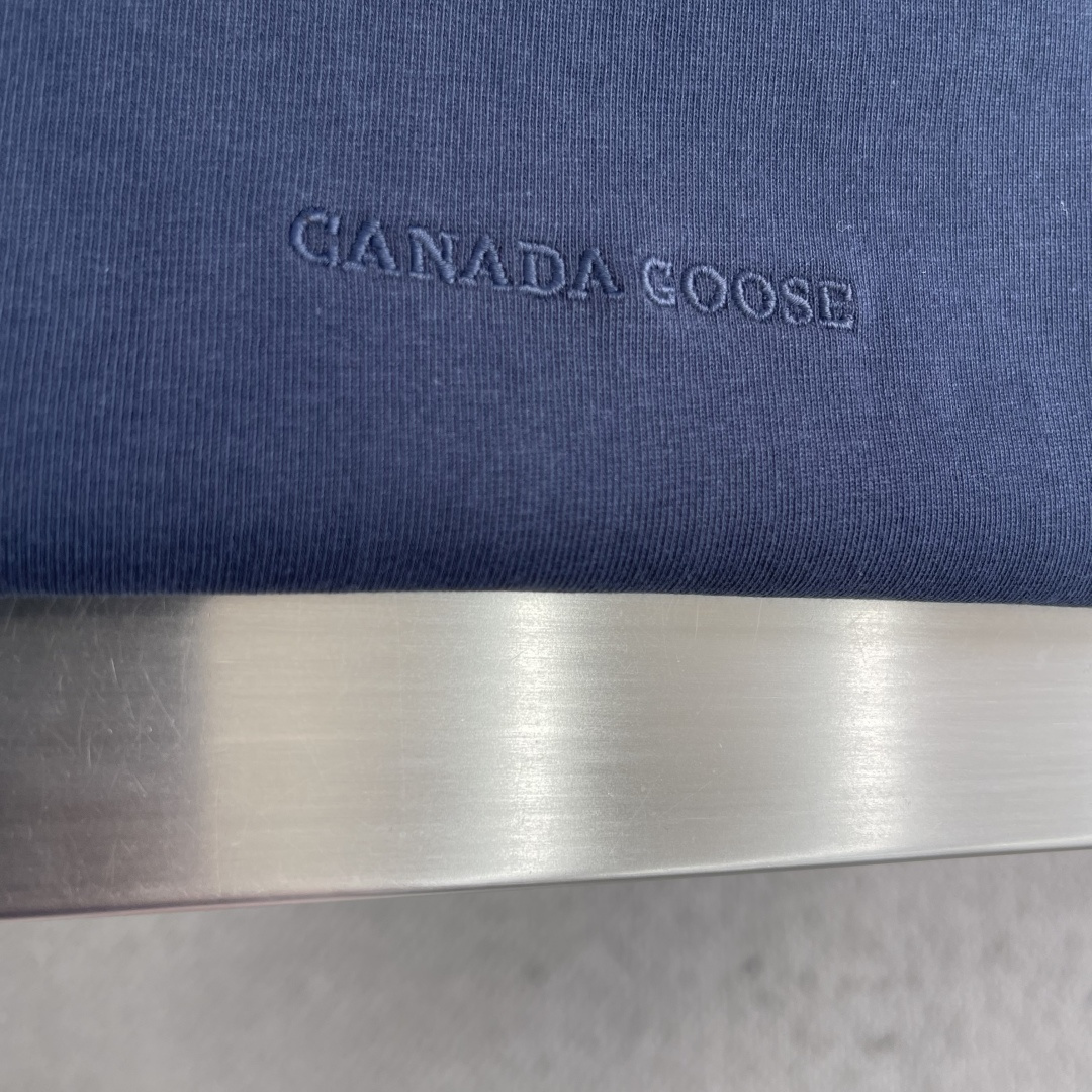 -Canada goose     饰刺绣圆领短袖甄选高支双股精梳棉面料，双股合股工艺让纱线更紧实，布面