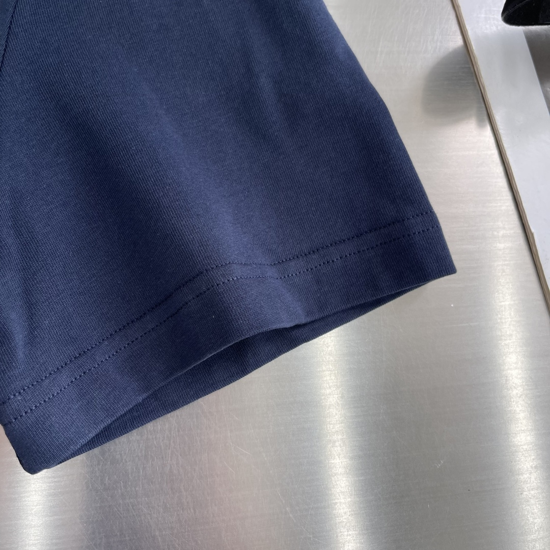 -Canada goose     饰刺绣圆领短袖甄选高支双股精梳棉面料，双股合股工艺让纱线更紧实，布面