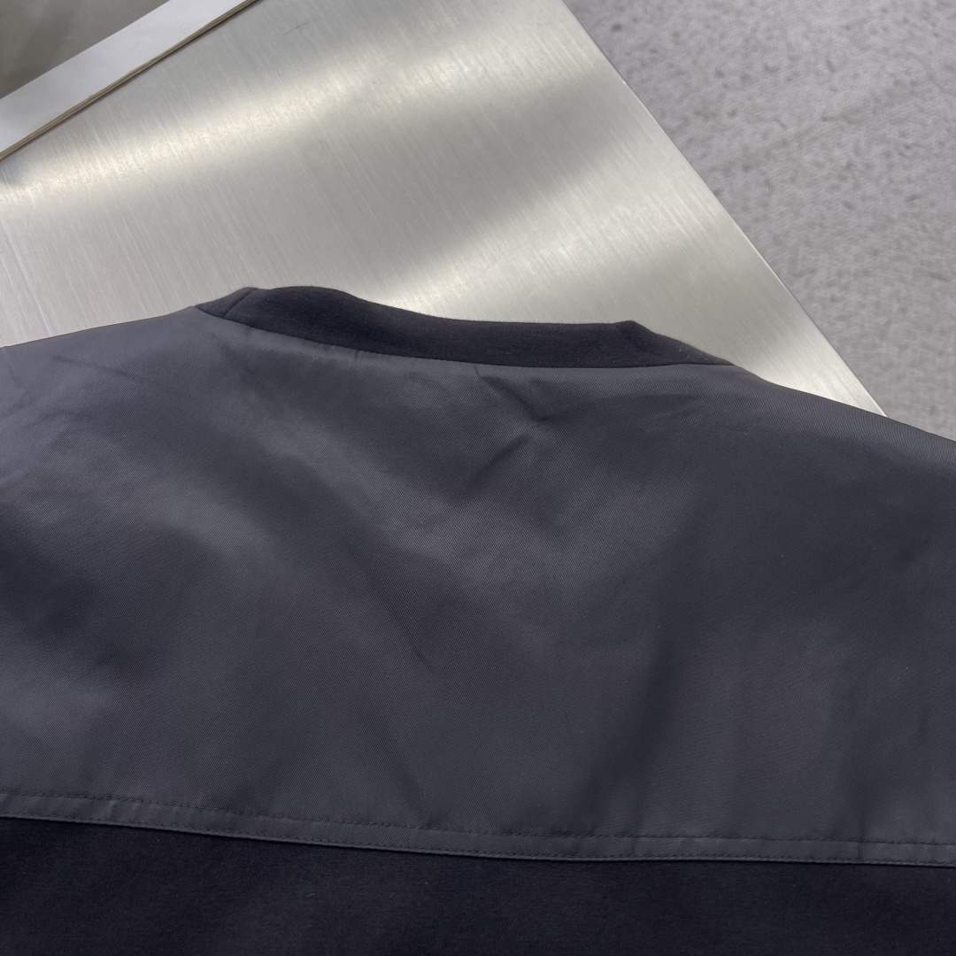 -PRAD    SS26春夏男装系列 棉质抓绒再生尼龙拼接圆领长袖套头 卫衣 黑色码数:S M L X