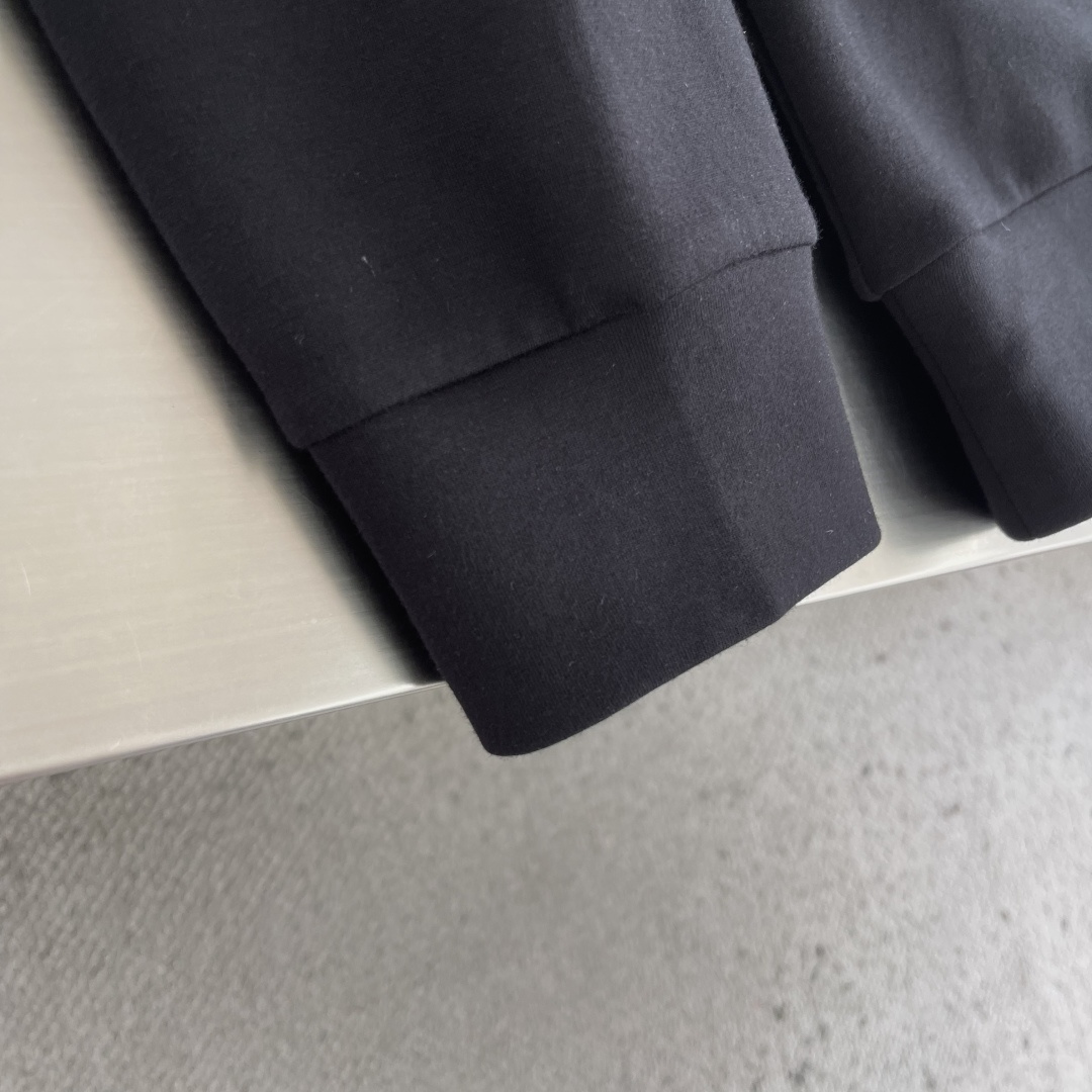 -PRAD    SS26春夏男装系列 棉质抓绒再生尼龙拼接圆领长袖套头 卫衣 黑色码数:S M L X