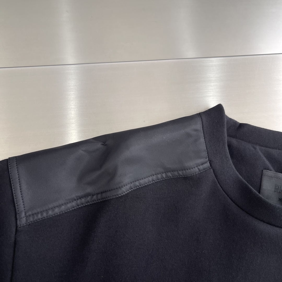 -PRAD    SS26春夏男装系列 棉质抓绒再生尼龙拼接圆领长袖套头 卫衣 黑色码数:S M L X