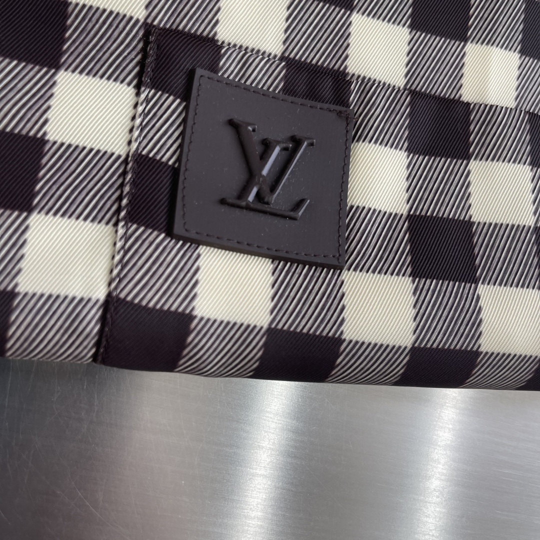 -驴牌    26新款春季系列 DAMIER 提花短袖侧开衩 衬衫 男款码数：S.M.L.XL尺码	衣长