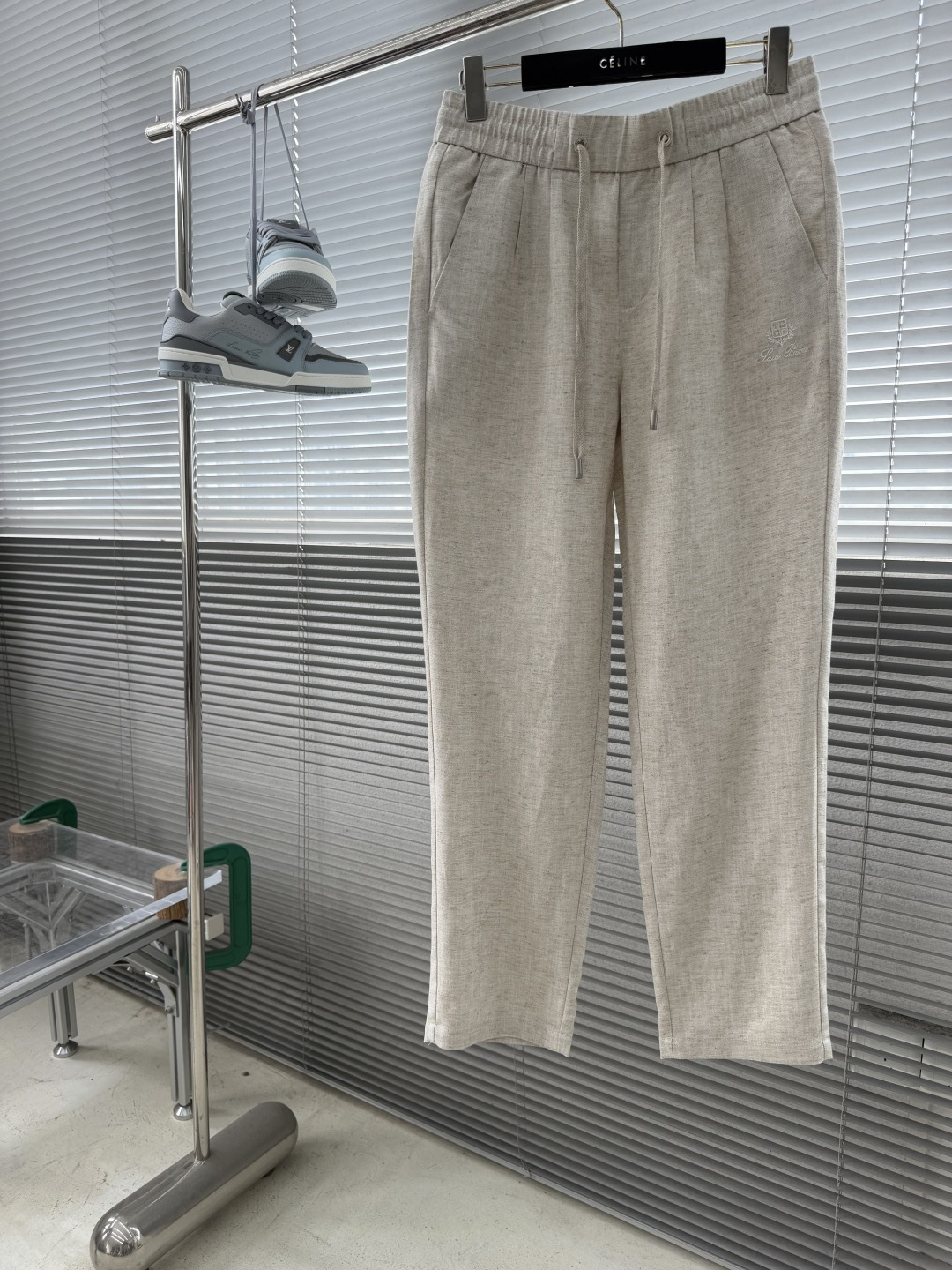 -Loro Piana     老钱风的松弛感，都藏在这条亚麻裤里天然亚麻肌理自带柔光滤镜，垂坠的廓形让