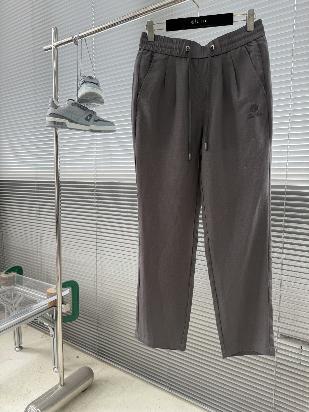 -Loro Piana     老钱风的松弛感，都藏在这条亚麻裤里天然亚麻肌理自带柔光滤镜，垂坠的廓形让