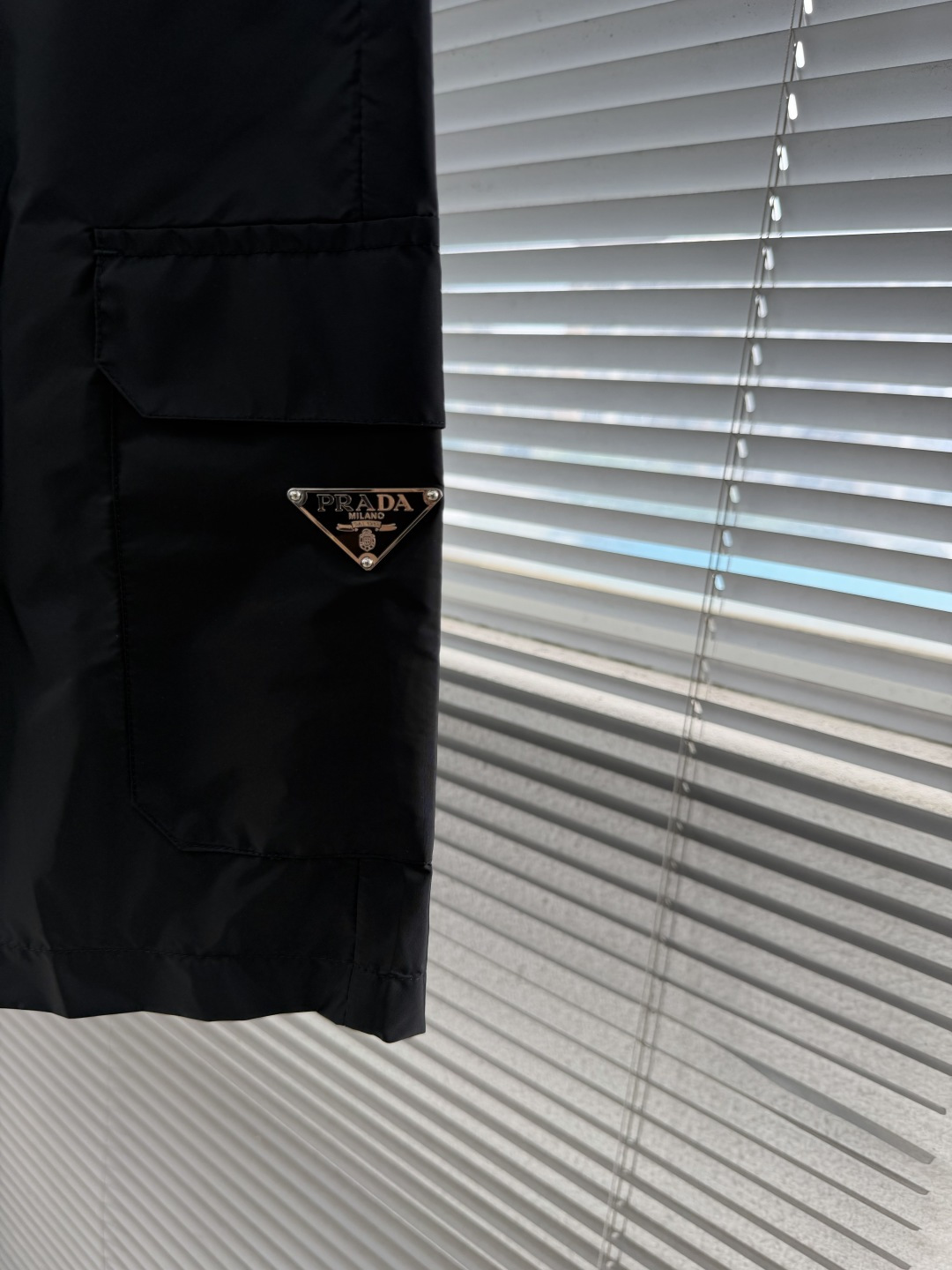 -PRAD     26SS款新款工装风短裤这款短裤选用品牌经典版型，面料采用原版40D尼龙，挺括有型，