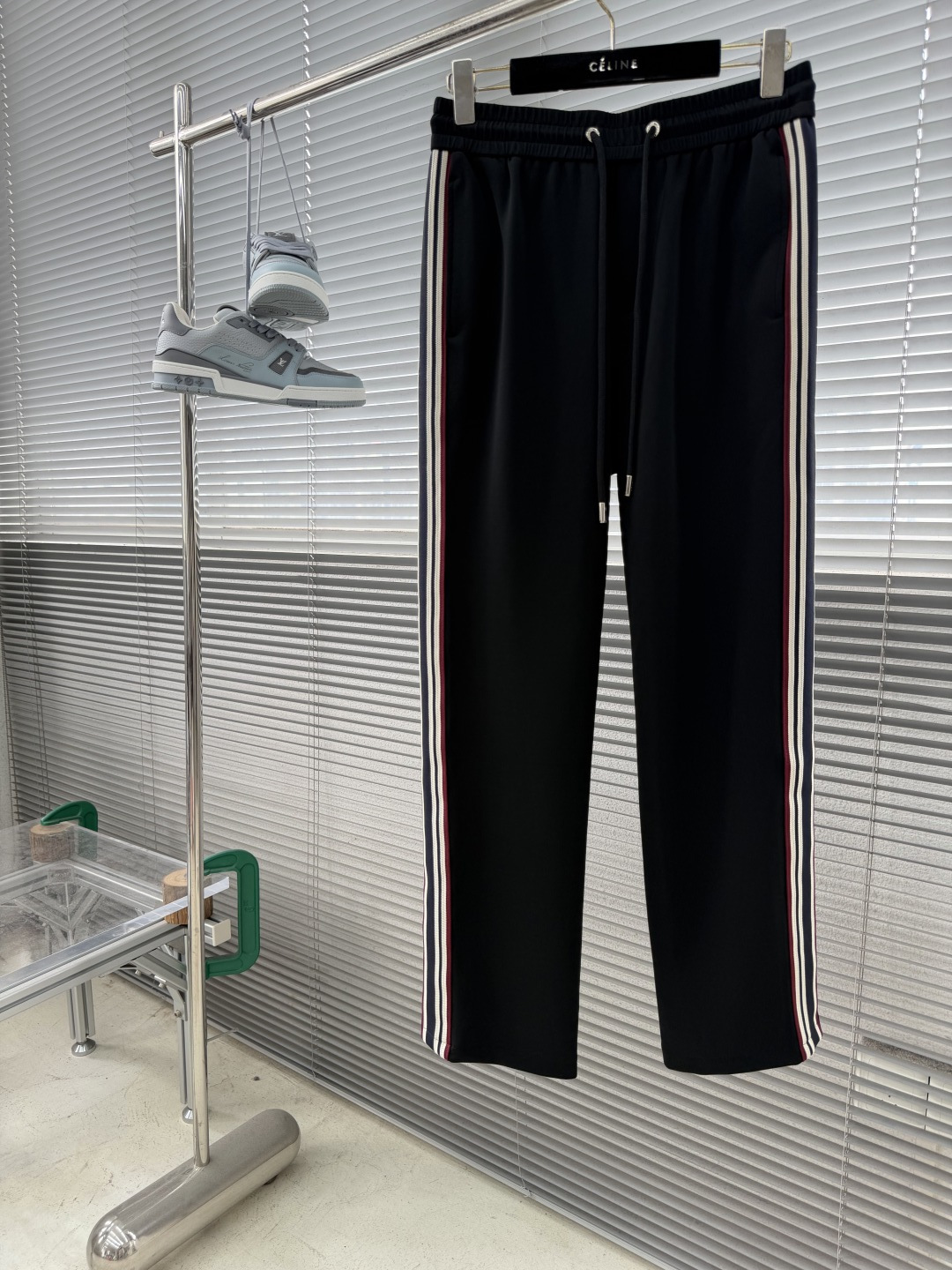 -mon   2026ss新款男士新款侧边撞色织带休闲卫裤。两侧拼接撞色设计，很有时代气息 立体修身裁剪