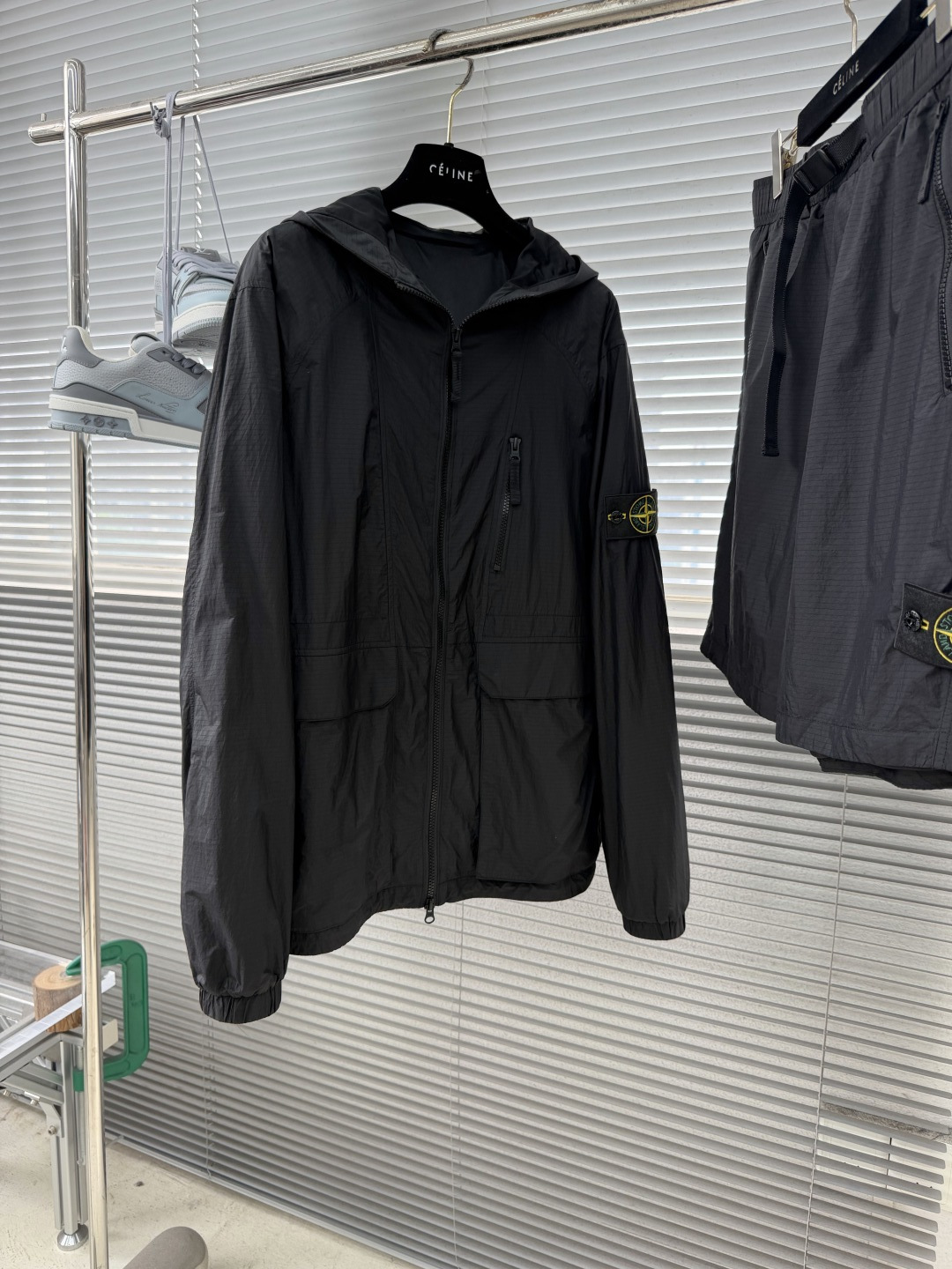 短裤-Stone Island     26夏季新款夏天运动系列短裤，腰际搭扣款沙滩休闲短裤，裤口经典l