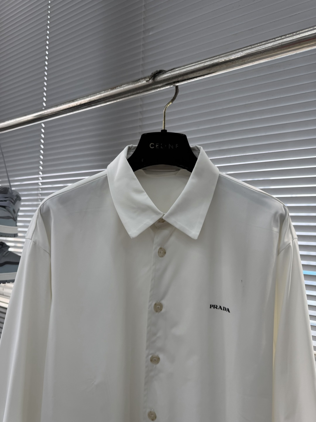 -PRAD     2026新款长袖衬衫 宽松版型 小翻领设计 全新的风格，展现的低调优雅、从容稳重的卓