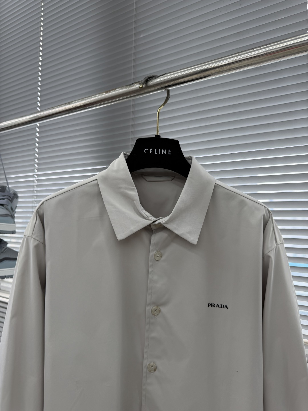 -PRAD     2026新款长袖衬衫 宽松版型 小翻领设计 全新的风格，展现的低调优雅、从容稳重的卓