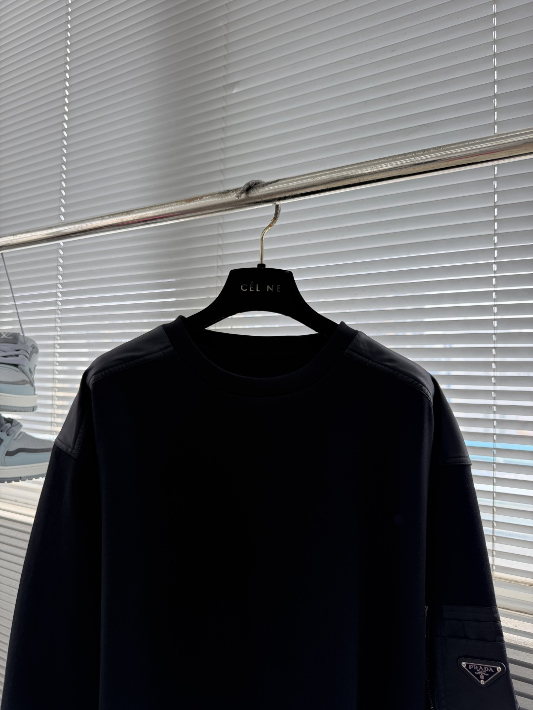 -PRAD    SS26春夏男装系列 棉质抓绒再生尼龙拼接圆领长袖套头 卫衣 黑色码数:S M L X
