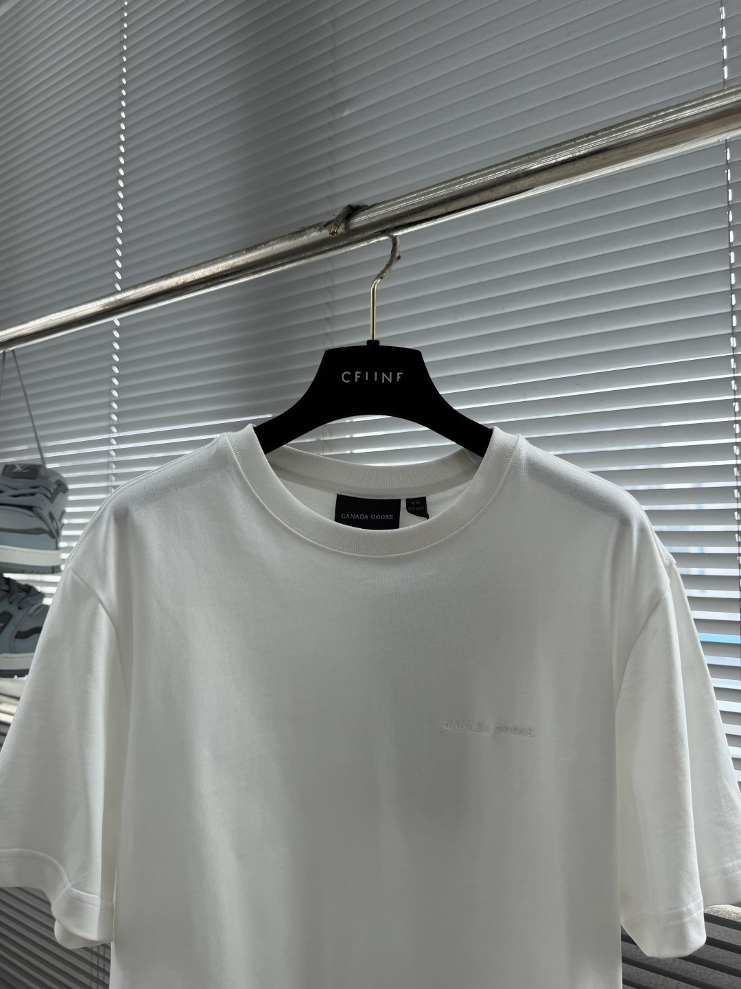 -Canada goose     饰刺绣圆领短袖甄选高支双股精梳棉面料，双股合股工艺让纱线更紧实，布面