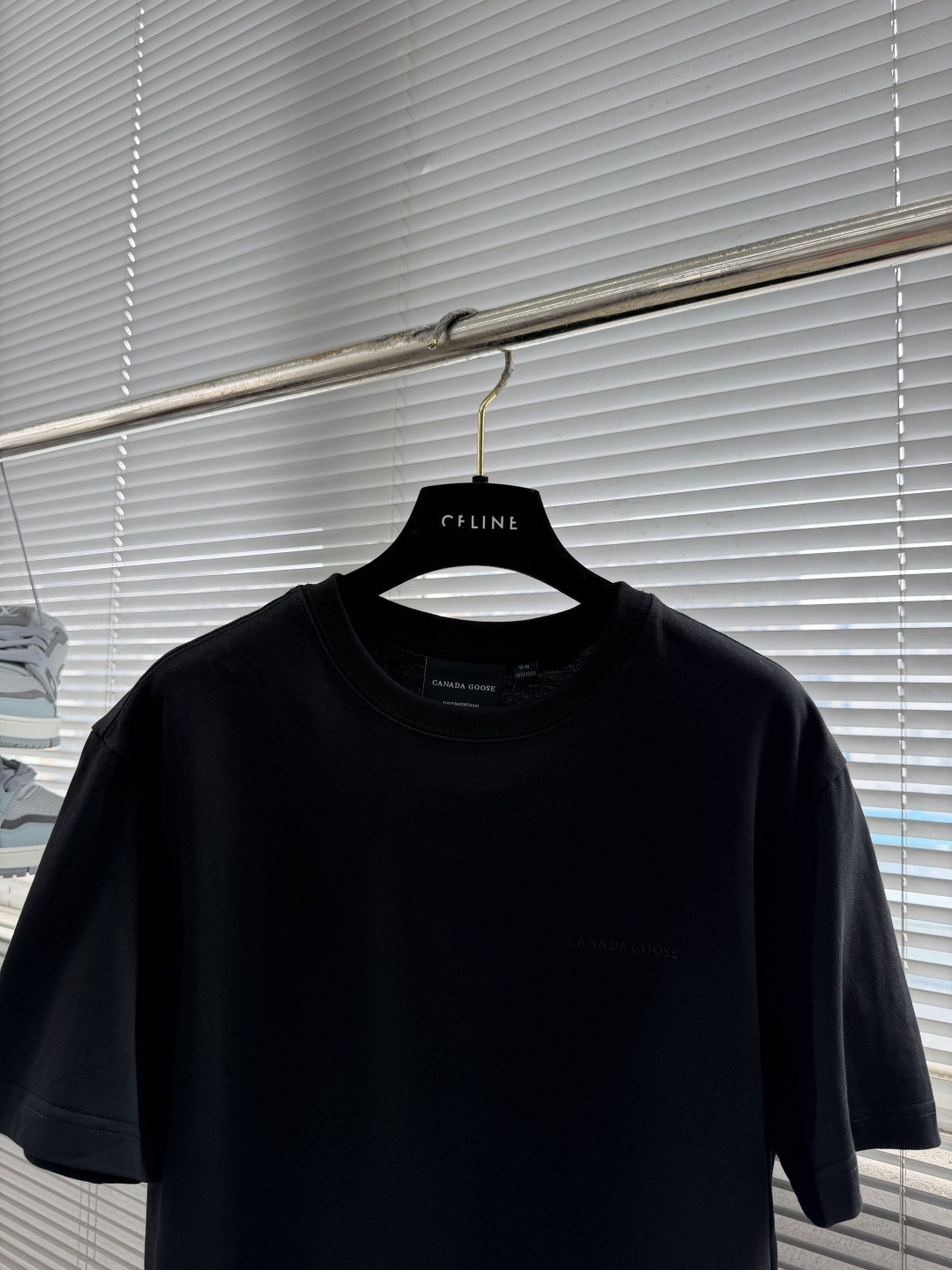 -Canada goose     饰刺绣圆领短袖甄选高支双股精梳棉面料，双股合股工艺让纱线更紧实，布面