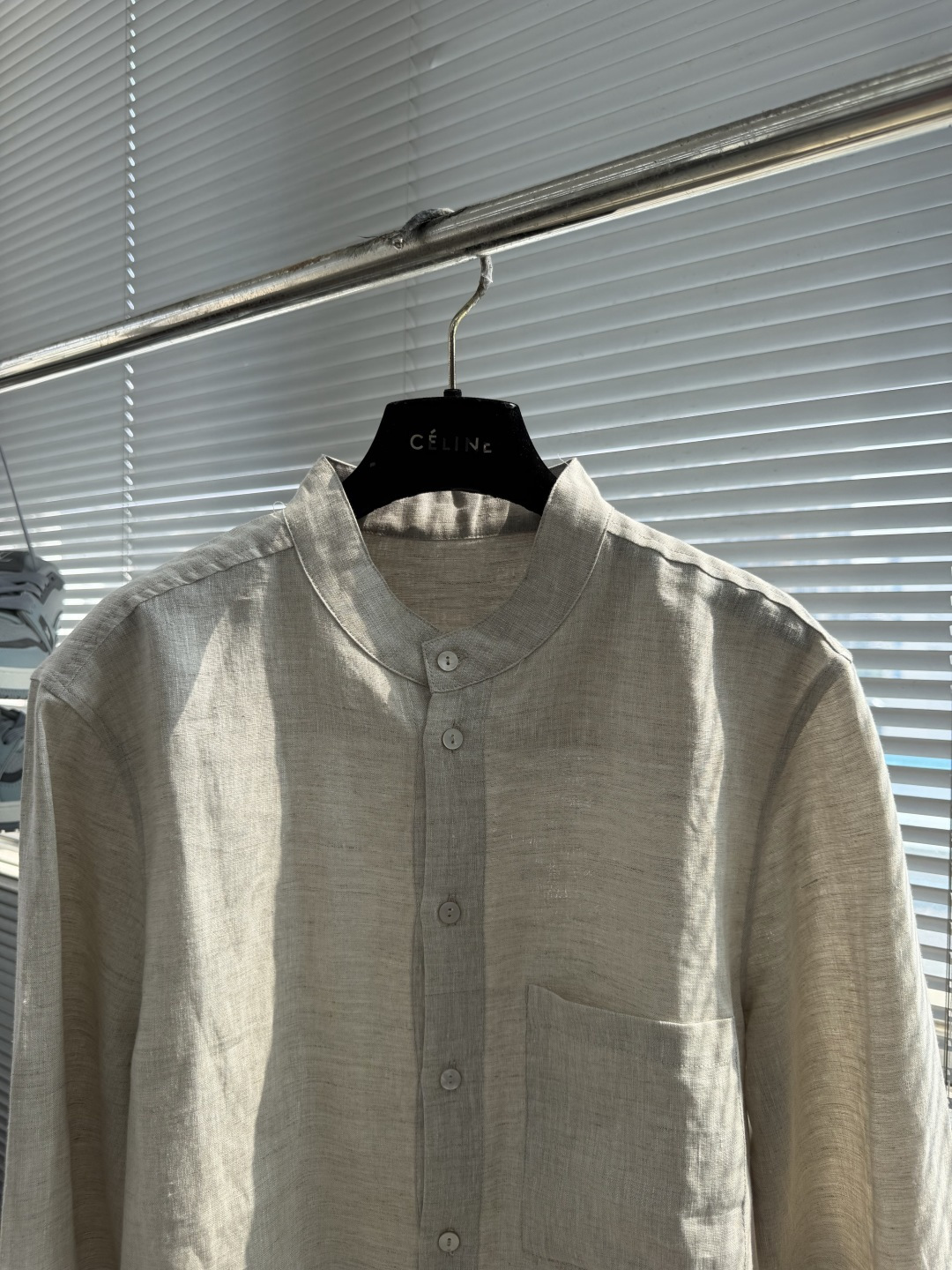 Loro Piana 长袖亚麻衬衫 这款衬衫选用雨露亚麻面料制成,由全面可追溯的欧洲种植亚麻纤维纺成,手工缝制细节相得益彰,合身版型,一片领 2