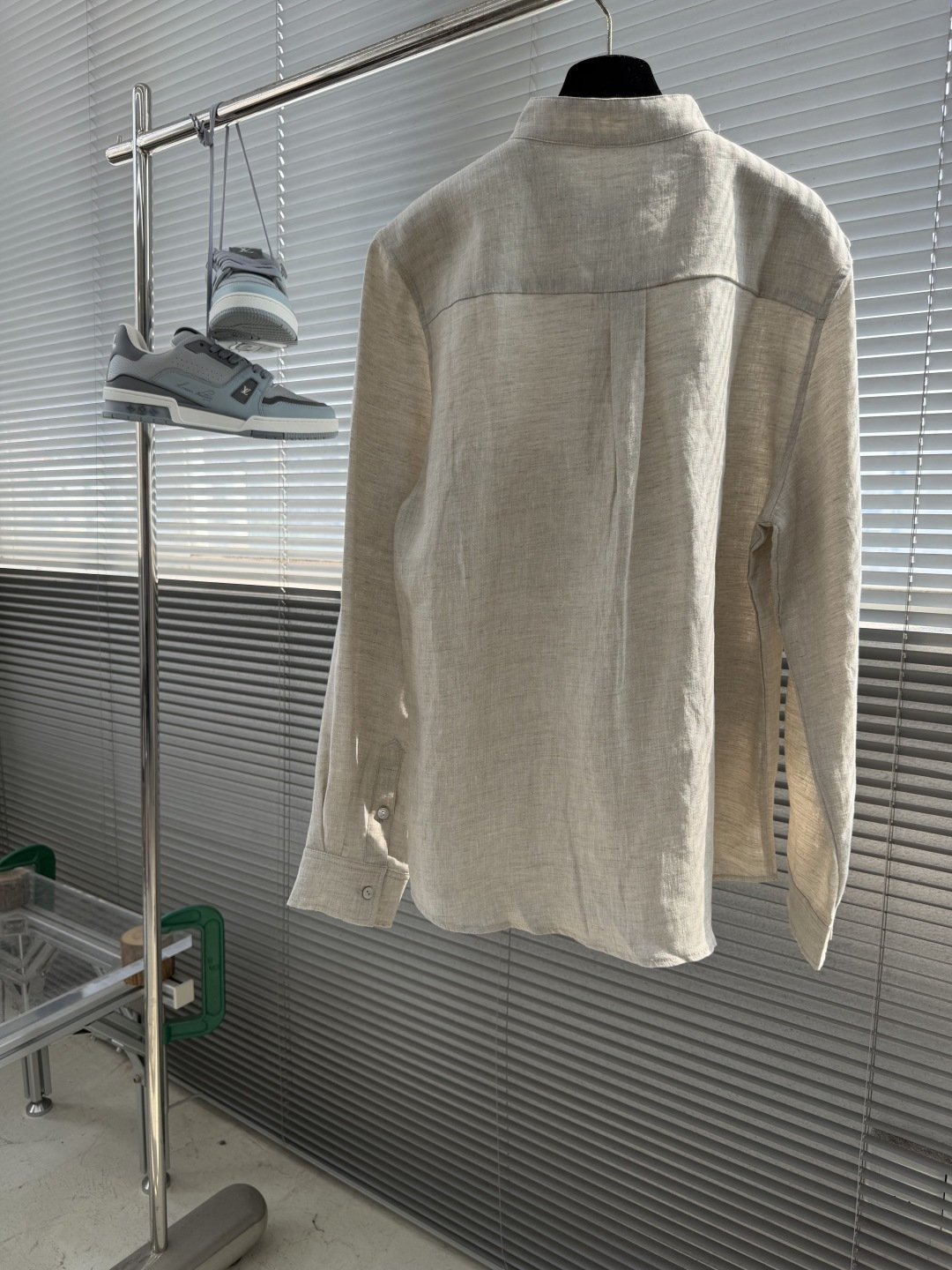 Loro Piana 长袖亚麻衬衫 这款衬衫选用雨露亚麻面料制成,由全面可追溯的欧洲种植亚麻纤维纺成,手工缝制细节相得益彰,合身版型,一片领 8